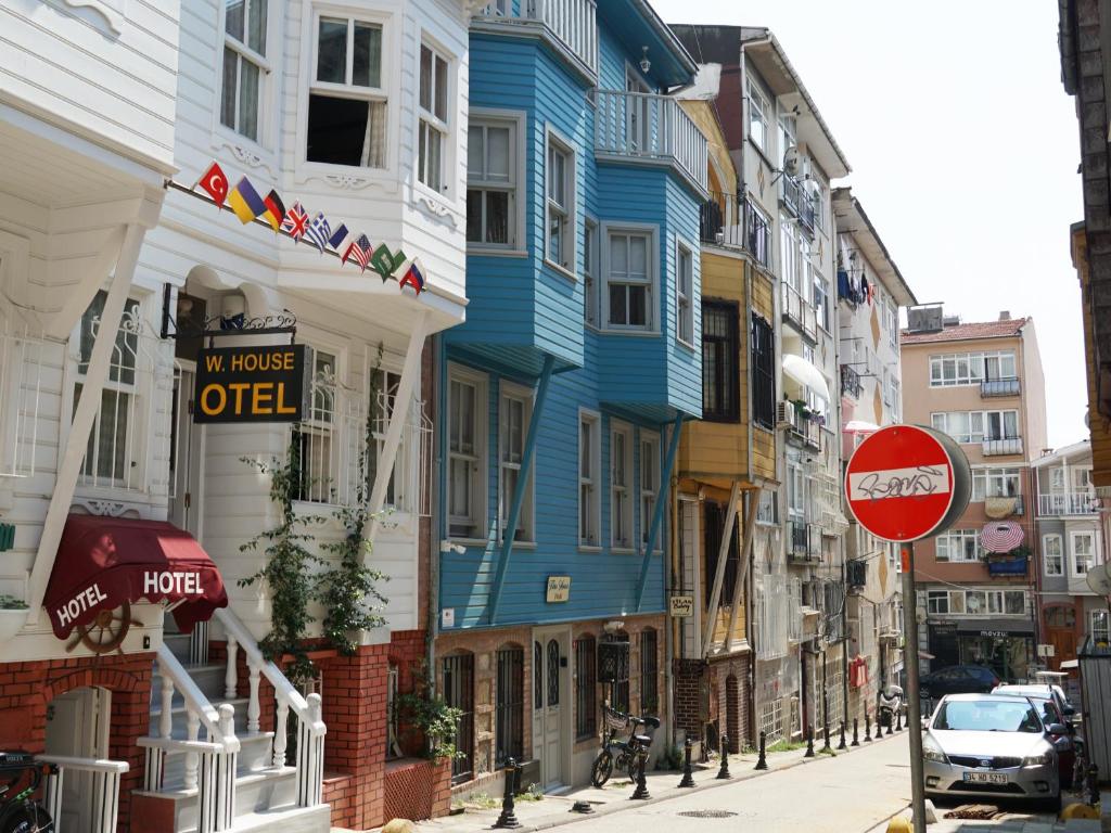 1024x768 Tilas in 19th Century Wooden Townhouse, Kadikoy, Istanbul