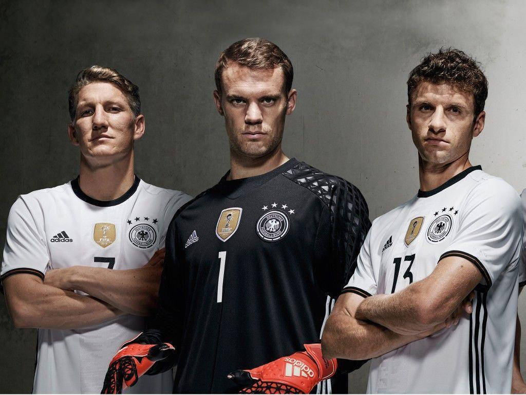 1024x768 Download Germany National Football Team Players Against Grey Gradient Wallpaper