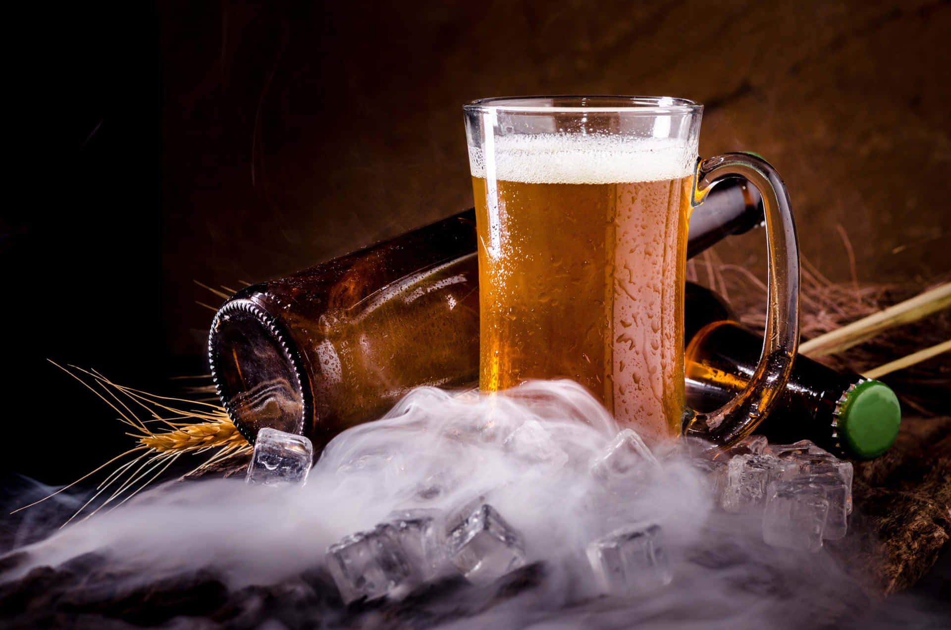 1920x1272 Download Cheers! Nothing like a frosty beer on a hot summer day!
