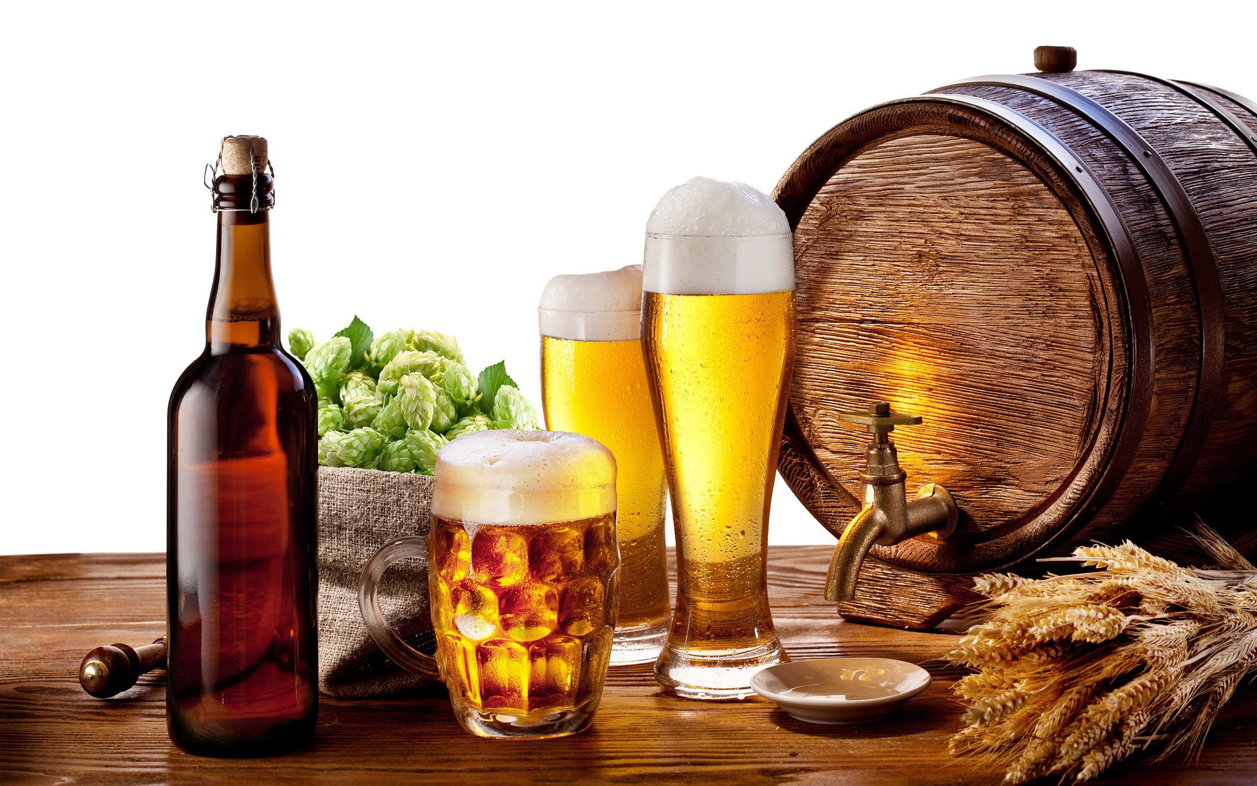 2560x1600 Keg of Beer with Ingredients to Make Beer (Hops, Wheat) Cheers!