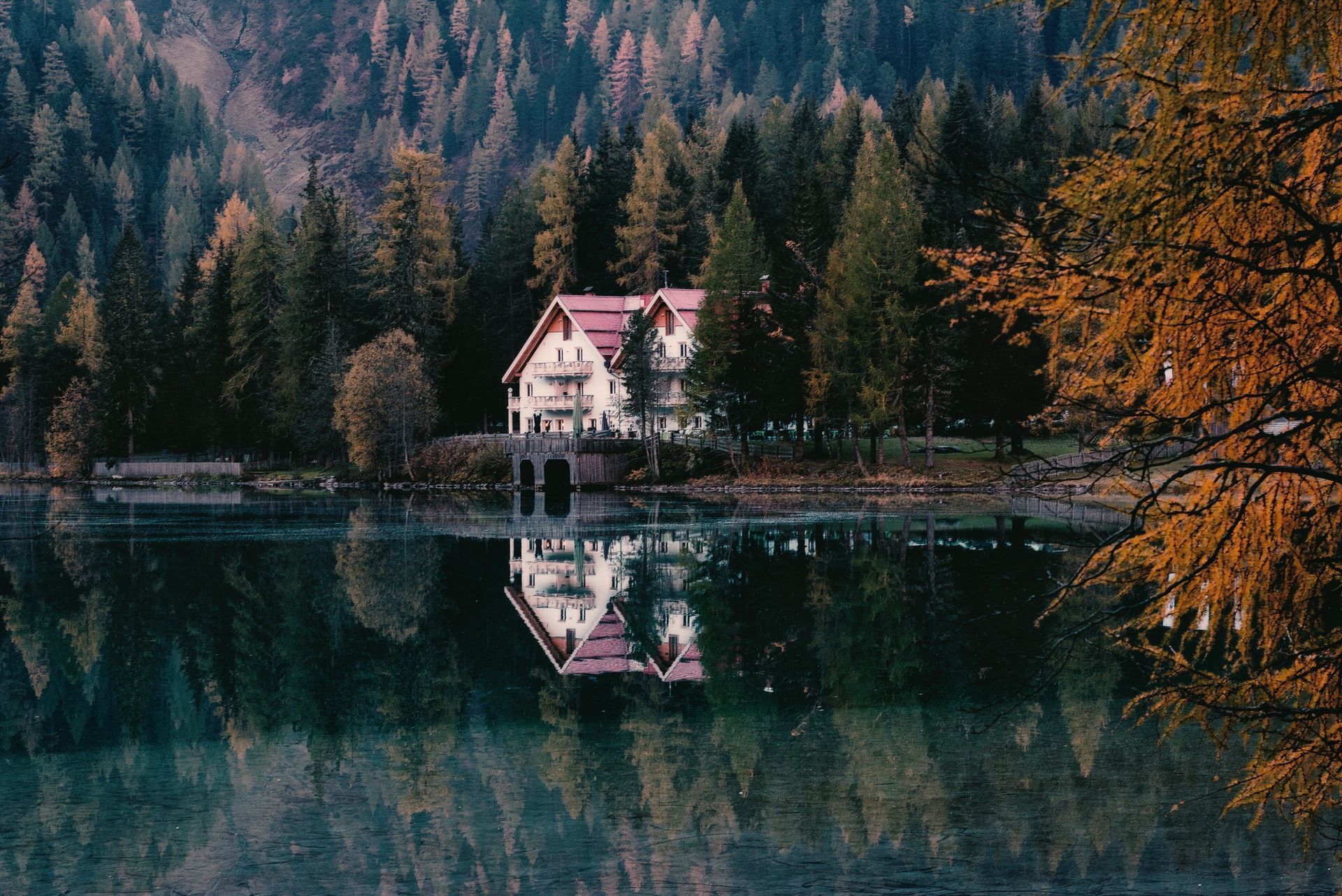 1920x1282 Idyllic Lake Reflecting Cottage Scenery Landscape