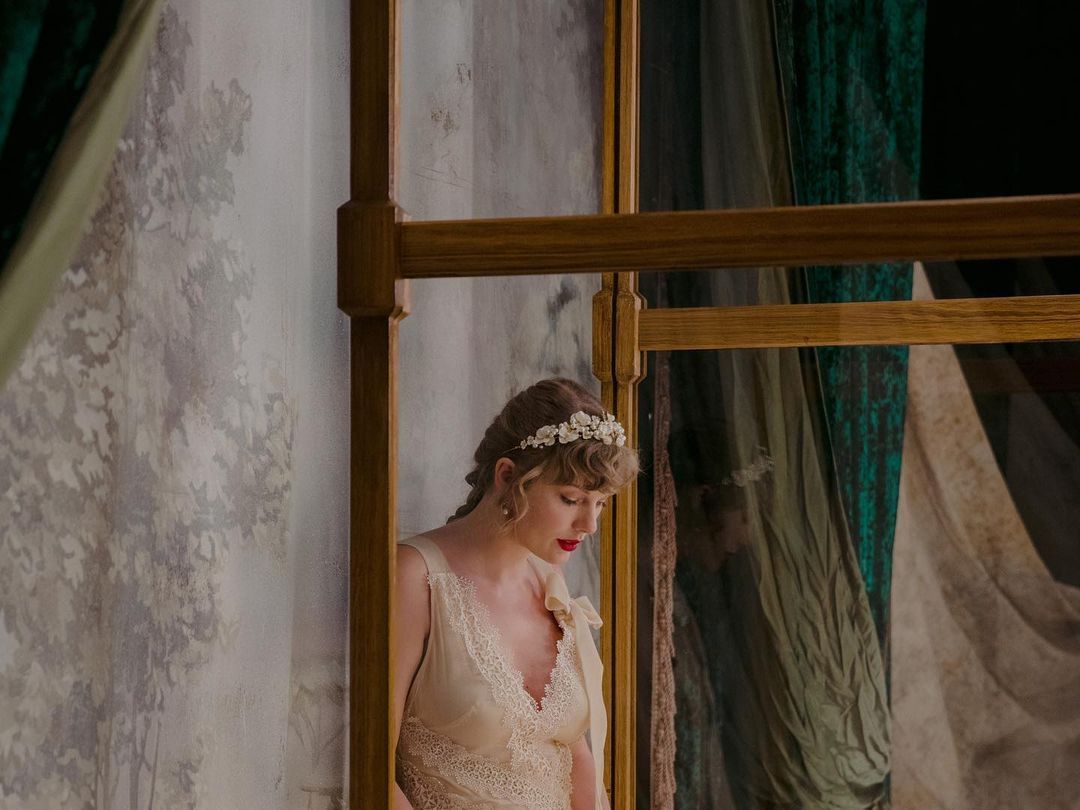 1080x810 Taylor Swift is Wearing a Wedding Dress in Her Willow Music Video