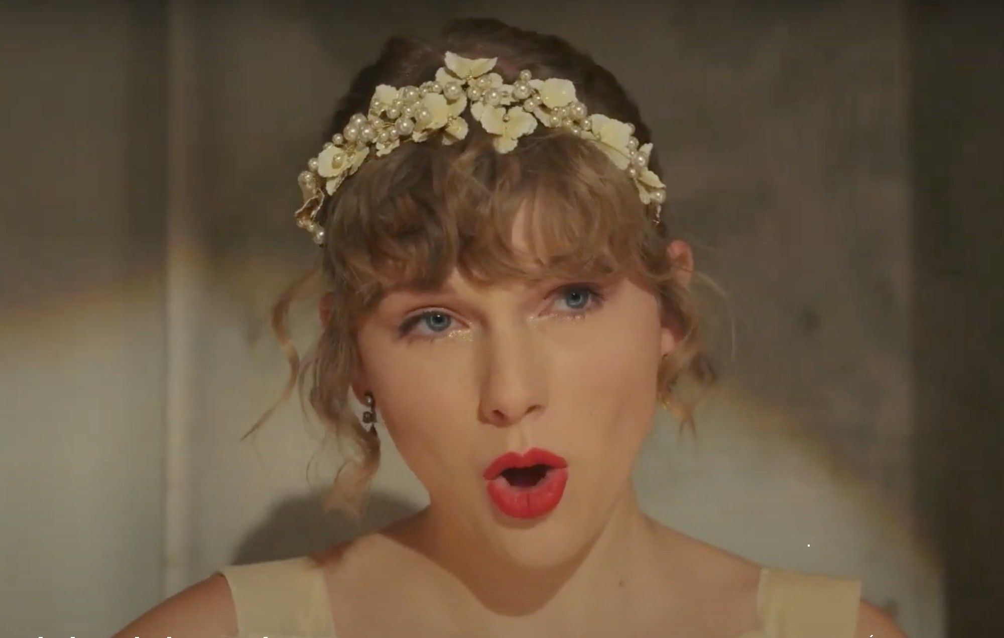 2000x1270 Taylor Swift Evermore Wallpaper