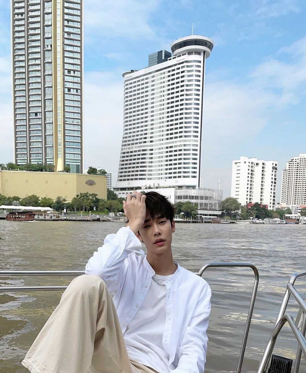 1000x1218 Potret Memukau Dew Jirawat dengan Pose Cool, Bikin Terpana!