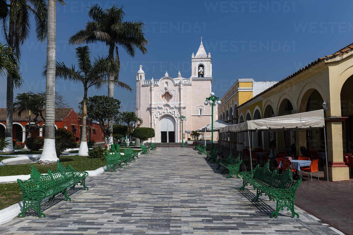 1232x821 Santuario de la Virgen de la Candelaria on sunny day, Tlacotalpan, Veracruz, Mexico