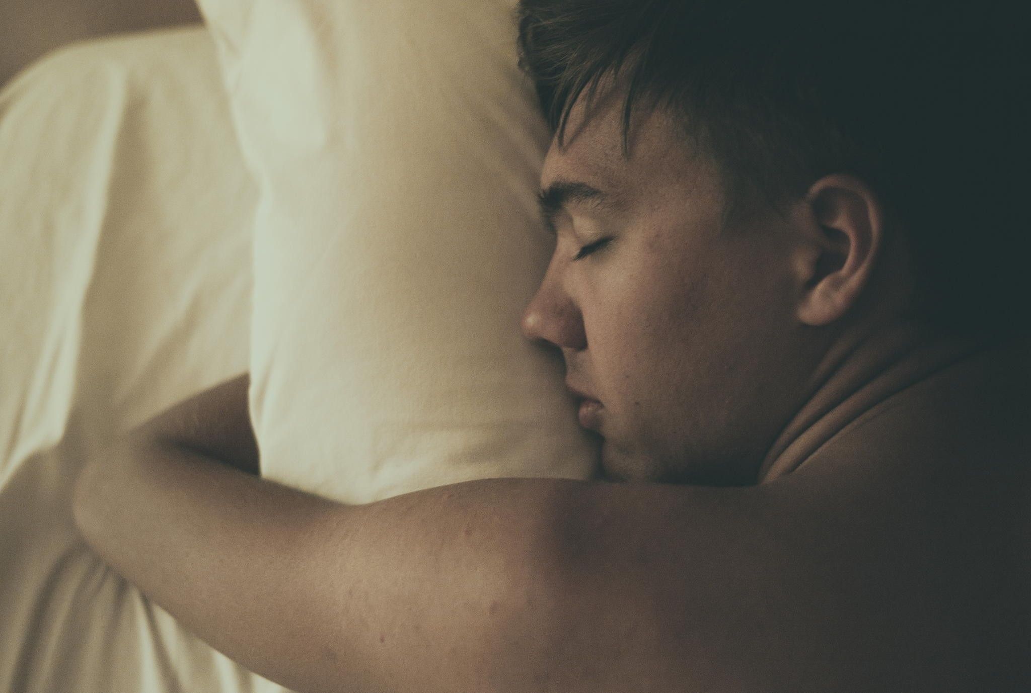 2048x1378 Sleeping Men Diffused In Bed Pillow Hug Wallpaper:2048x1378
