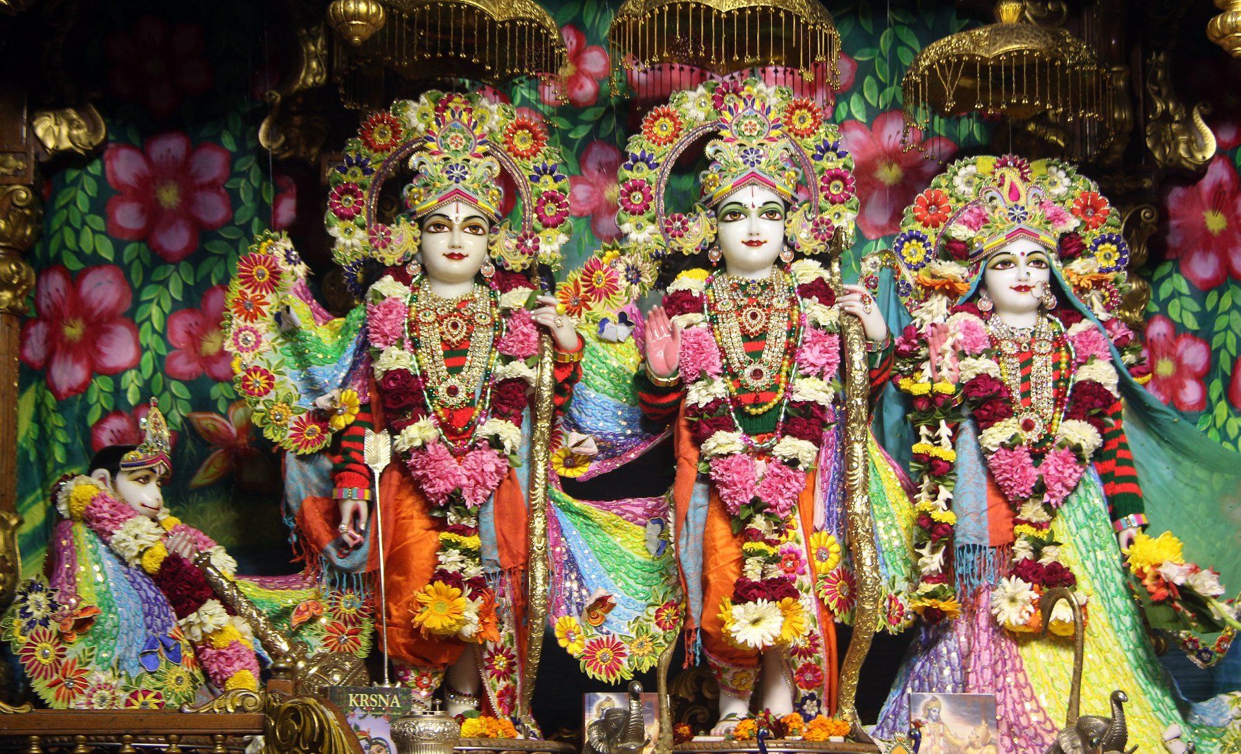 1793x1090 ISKCON Delhi Sri Sita Ram Laxman & Hanuman. Altar art, Indian house plans, Deities