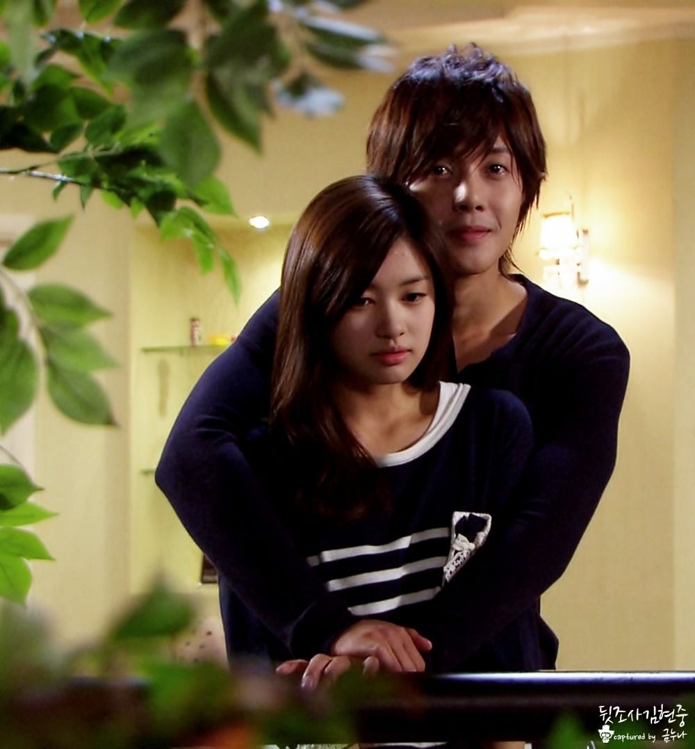 1000x1077 Playful Kiss Wallpaper
