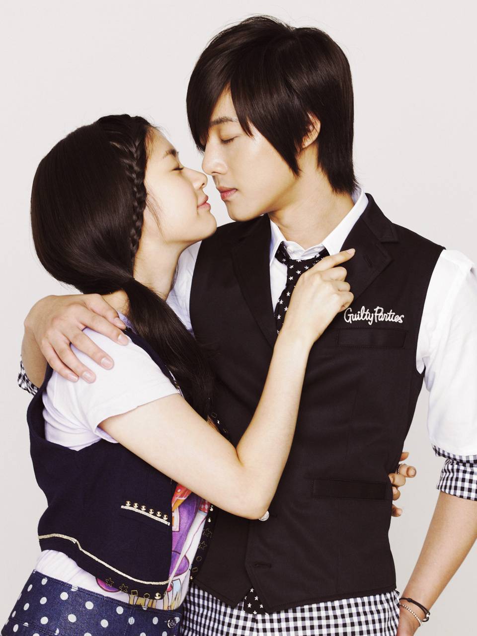 960x1280 Playful Kiss Wallpaper