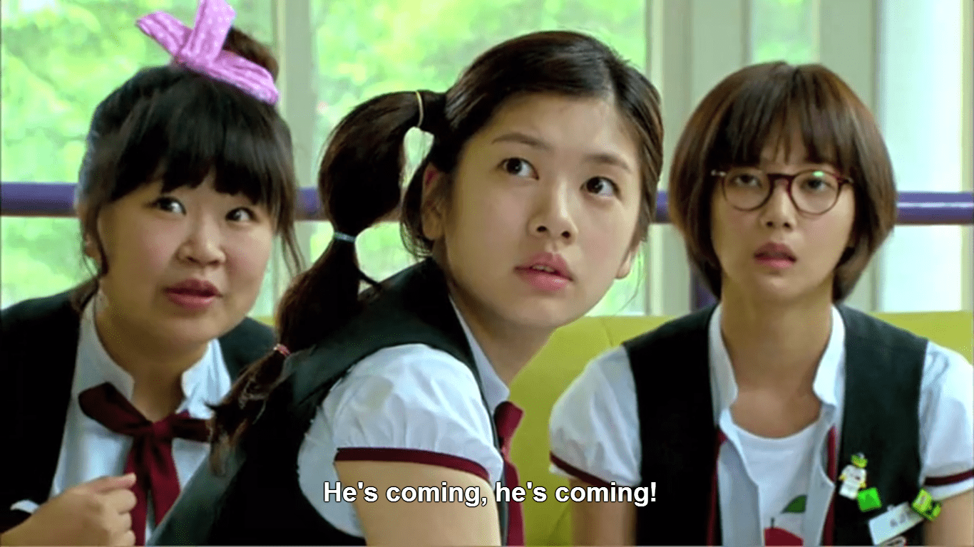 1366x768 FRIDAY NIGHT DRAMA: Playful Kiss