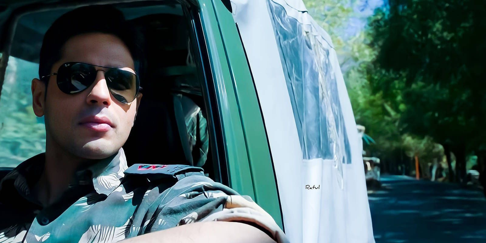 1600x800 Download Shershaah Vikram Batra With Sunglasses Wallpaper