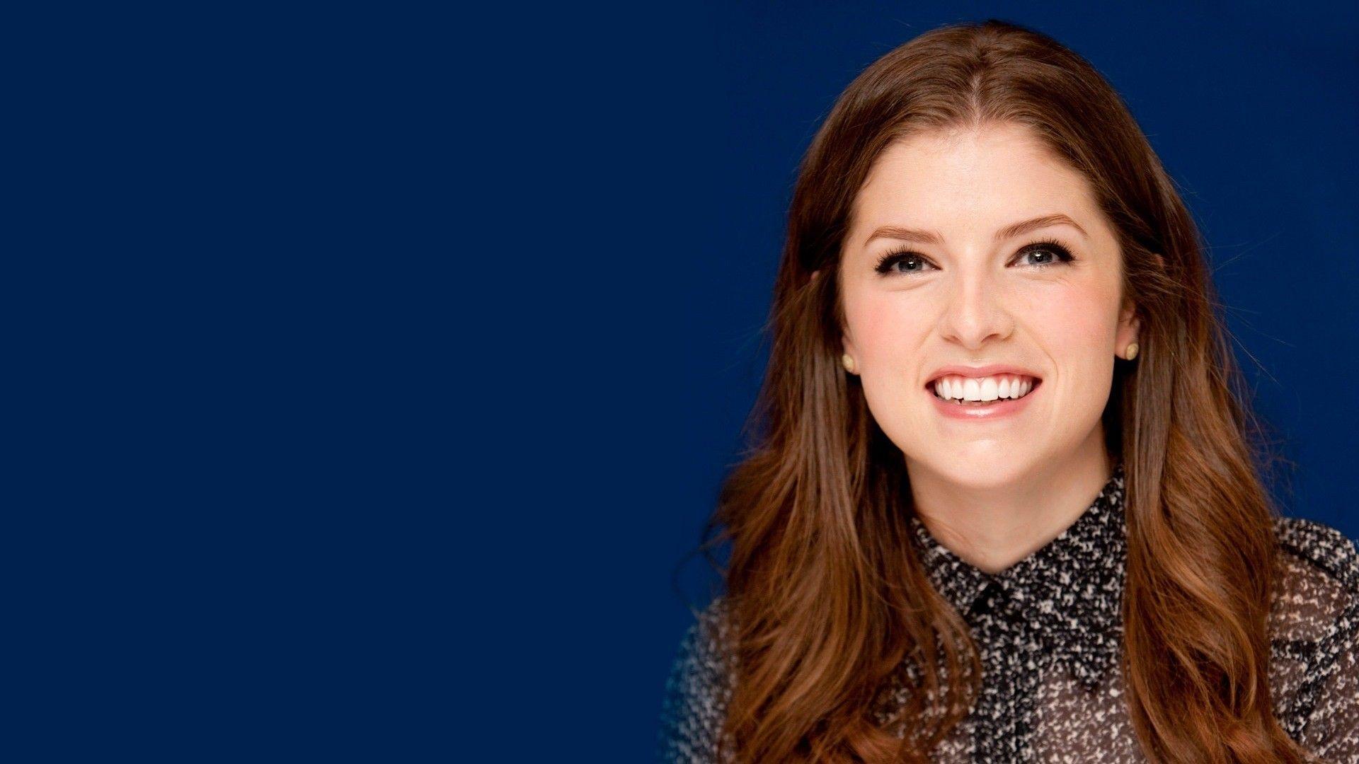 1920x1080 #smiling, #simple background, #Anna Kendrick, #brunette