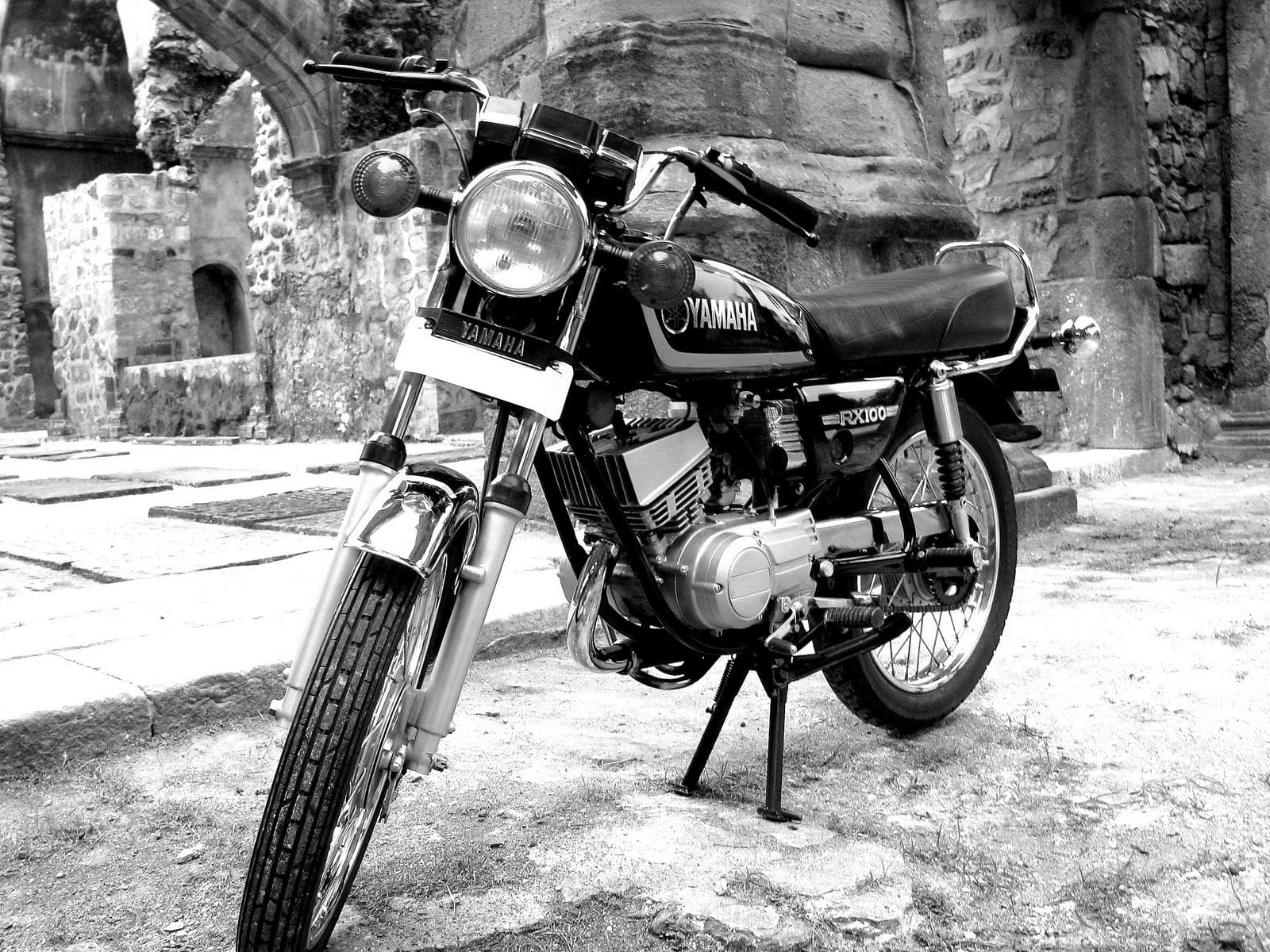 1600x1200 Yamaha RX 100 Wallpaper