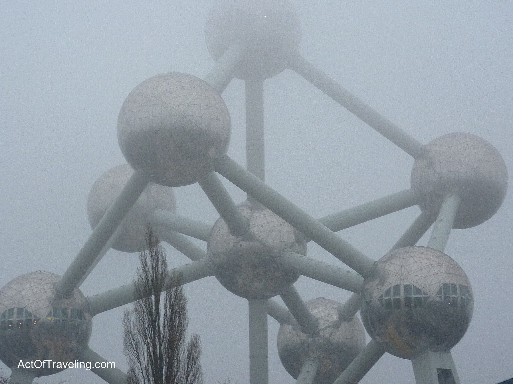 2048x1536 Mystic spheres of the Atomium in Brussels, Belgium of Traveling