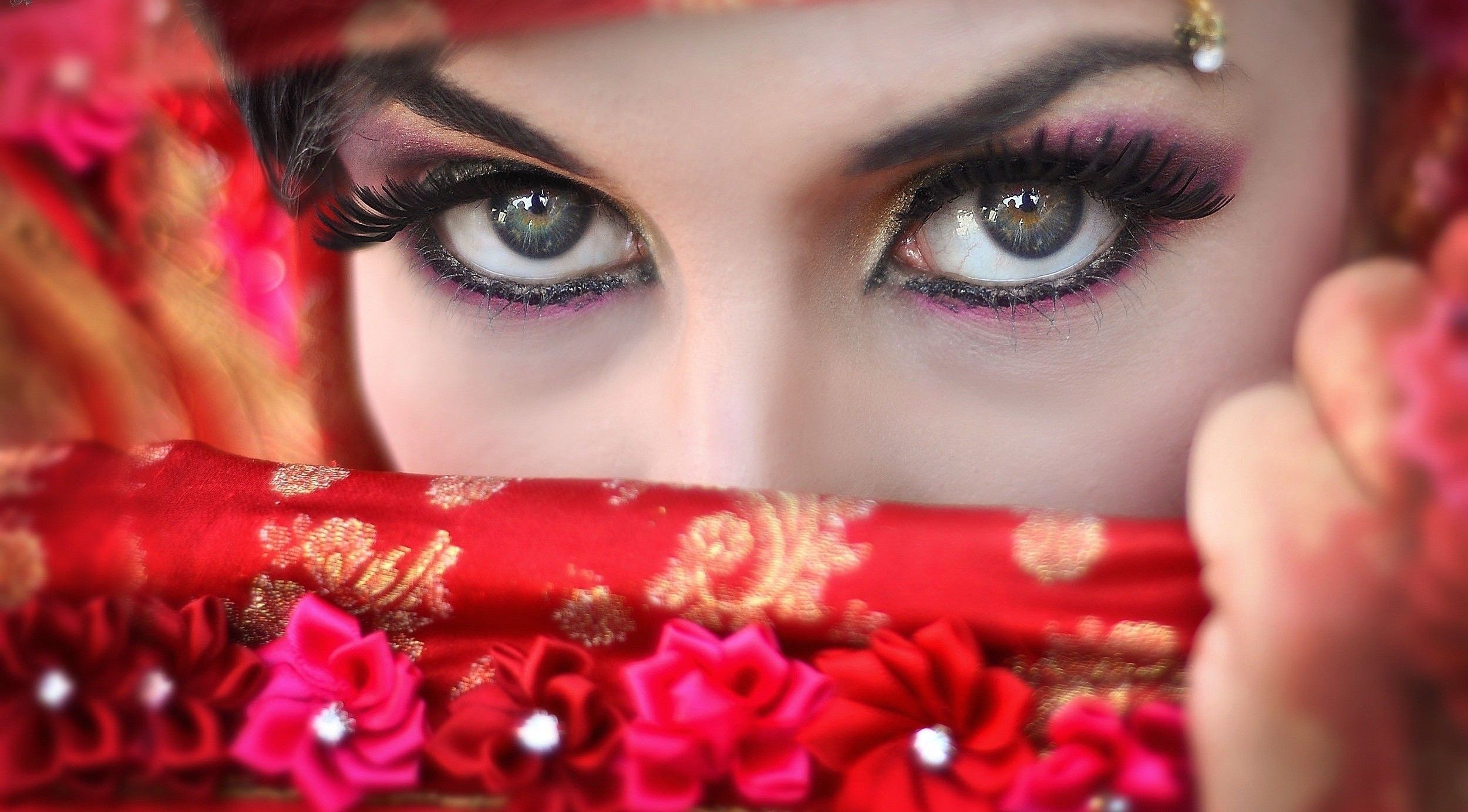 2500x1383 Women Eye HD Wallpaper