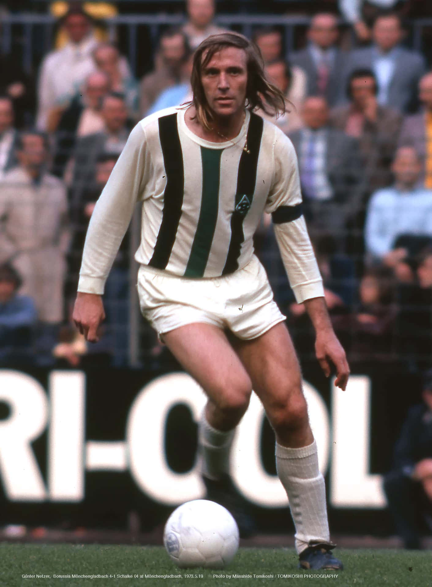 1411x1920 Download Borussia Mönchengladbach Football Player Günter Netzer 1973 Match Wallpaper