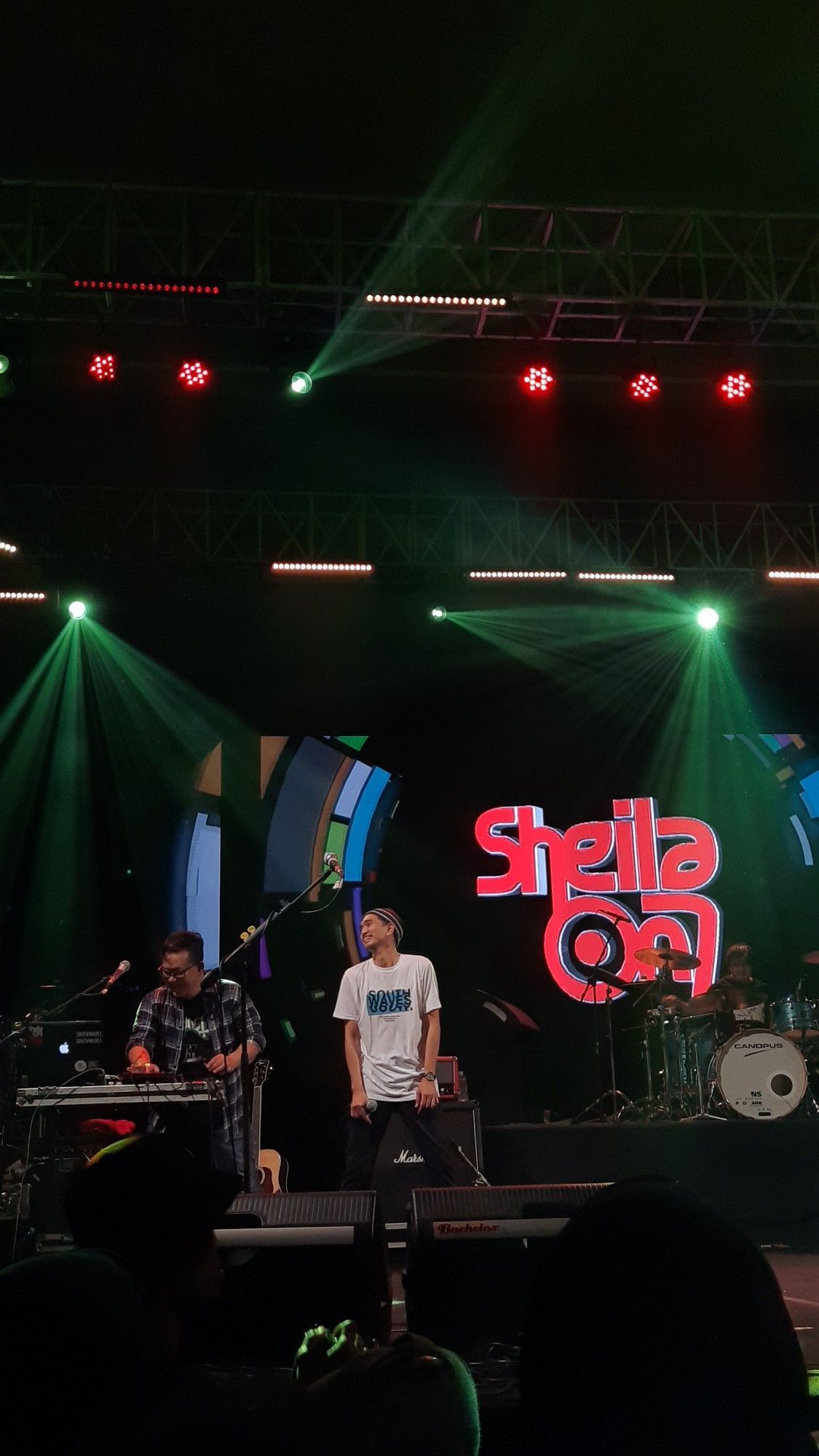 1125x2000 Sheila on 7. Konser, Komedi romantis, Lagu
