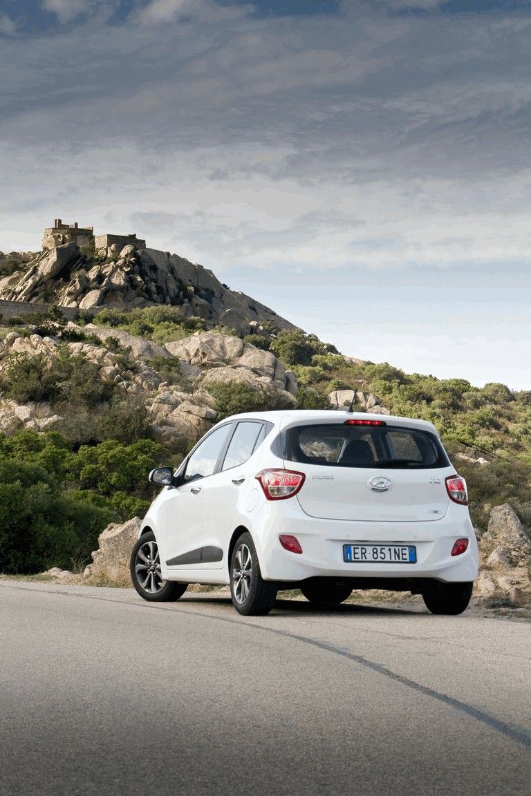 768x1152 Hyundai i10 quality free high resolution car image
