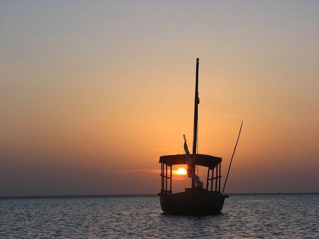 1024x768 Ocean: Zanzibar Sunrise Sky Sea Boat Deep Ocean Desktop Wallpaper