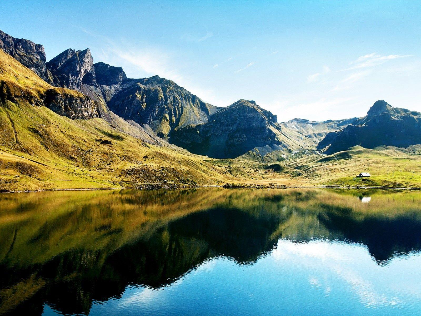 1600x1200 Lake in Switzerland Wallpaper