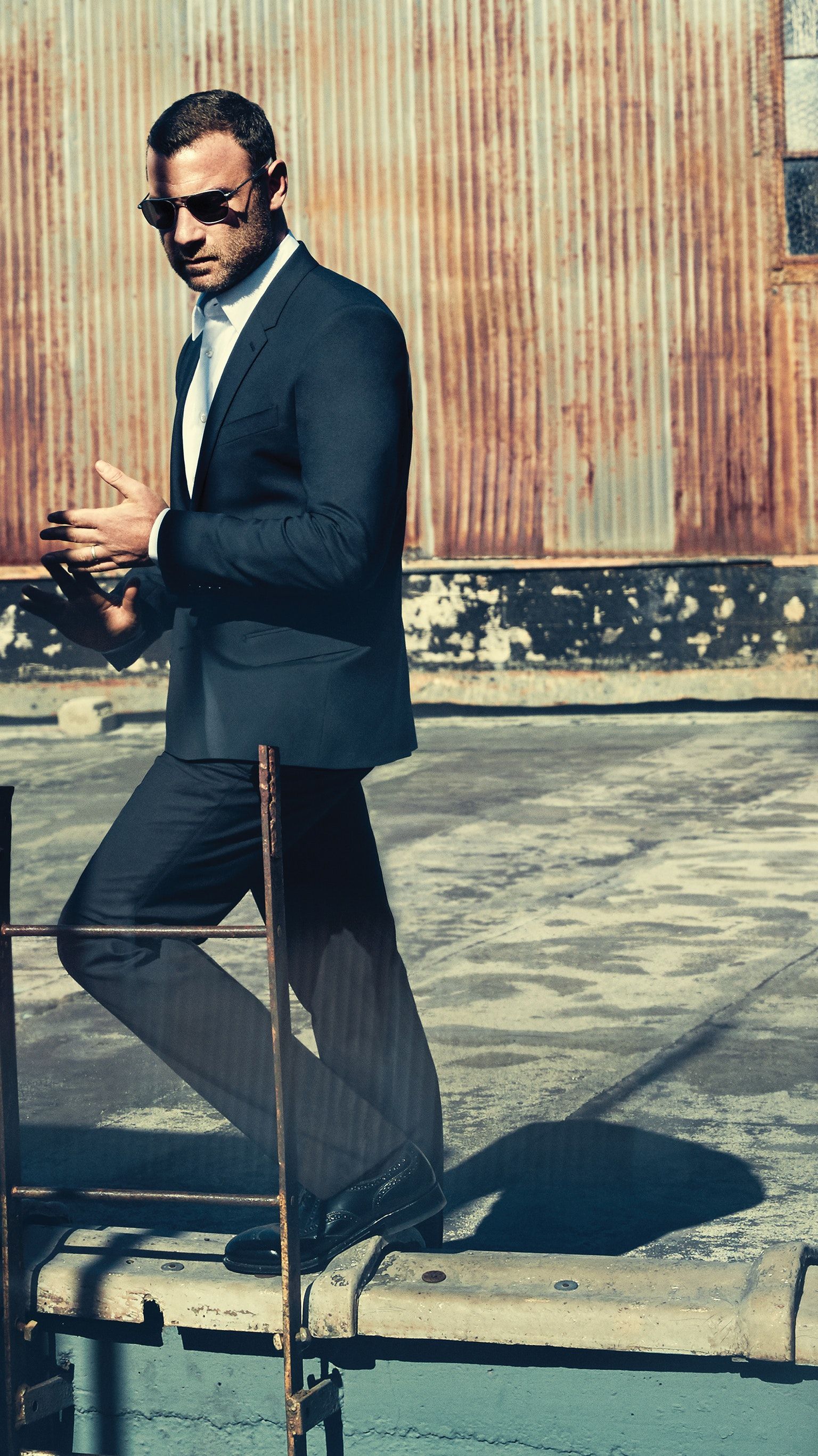 1536x2733 Liev Schreiber Wallpaper