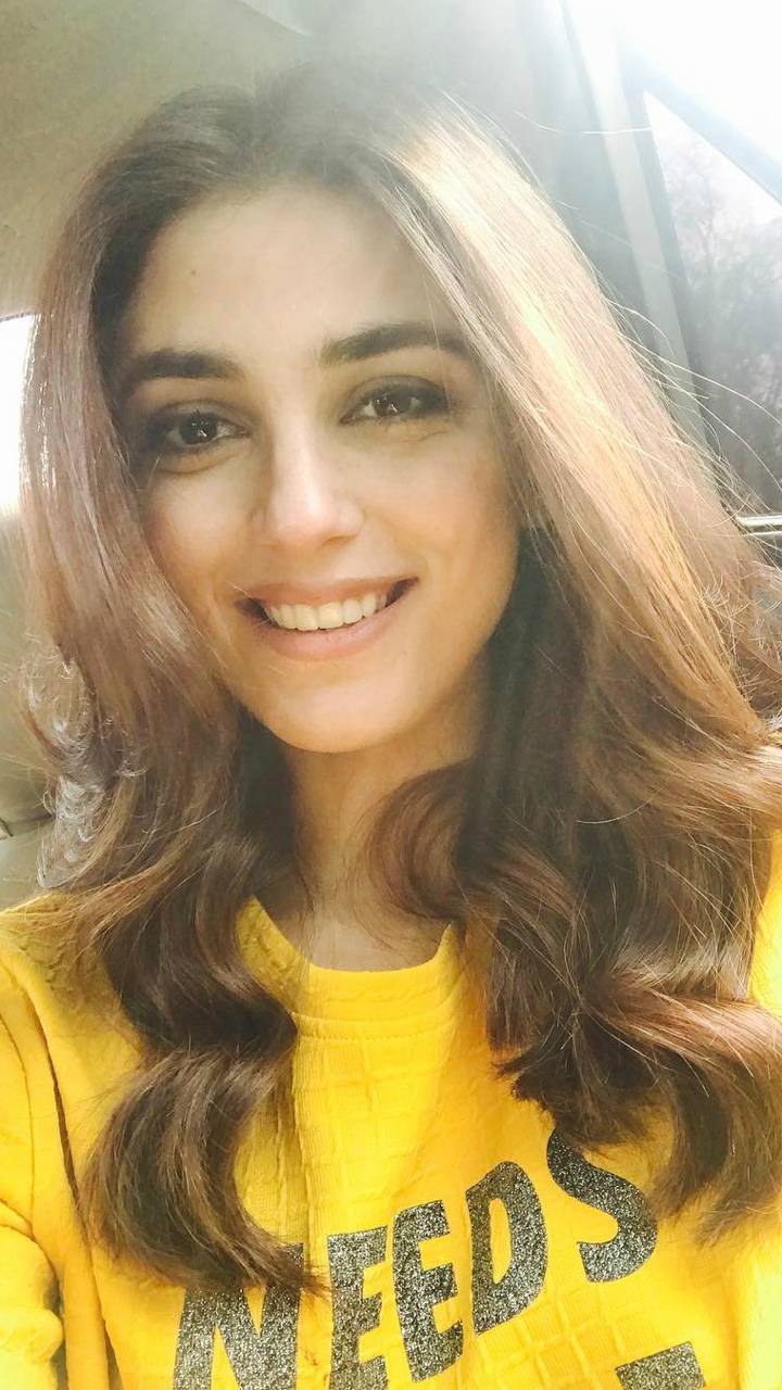 720x1280 Maya Ali Wallpaper