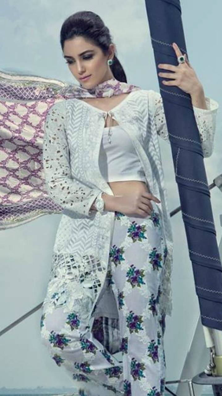 718x1280 Maya Ali Wallpaper