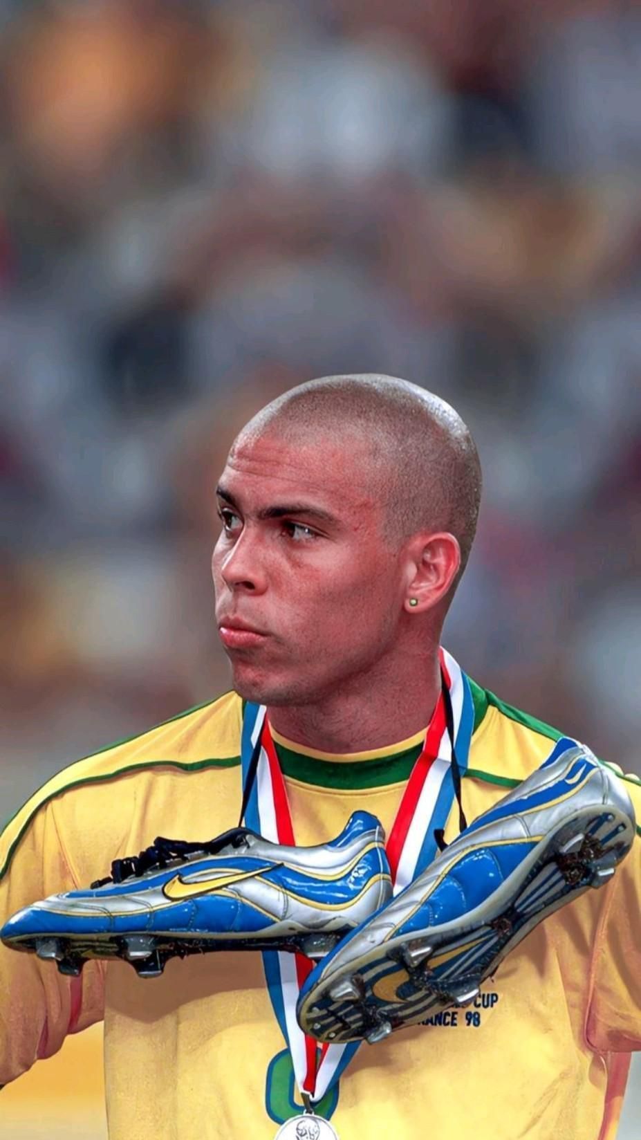 927x1648 Ronaldo R9 wallpaper. Soccer picture, Soccer players, Football players image