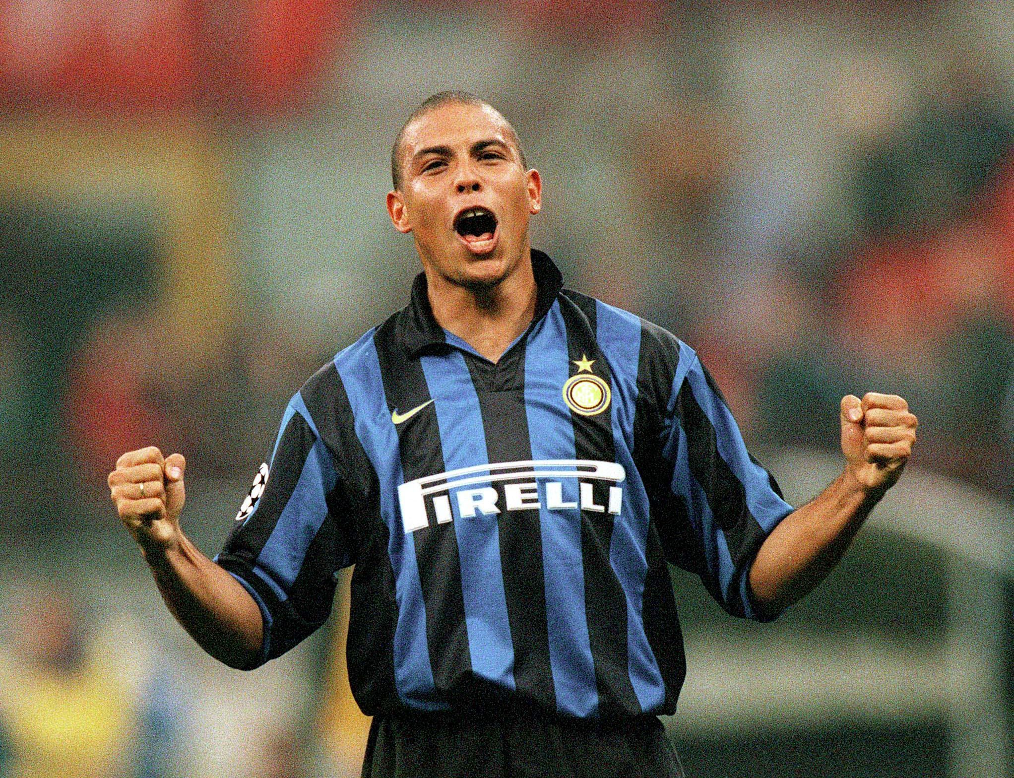 2044x1568 Sports Ronaldo Nazário HD Wallpaper