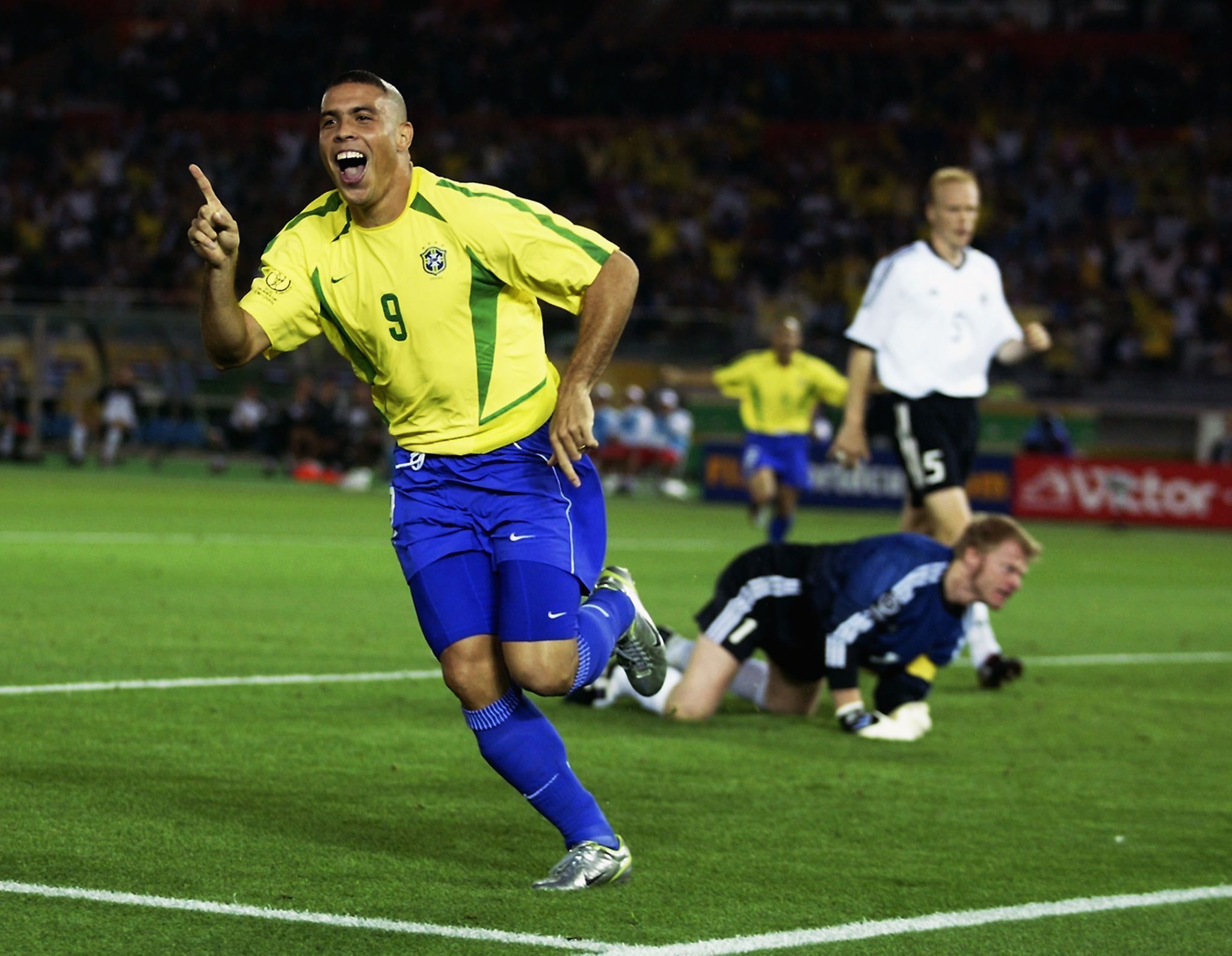 2048x1589 Sports Ronaldo Nazário HD Wallpaper