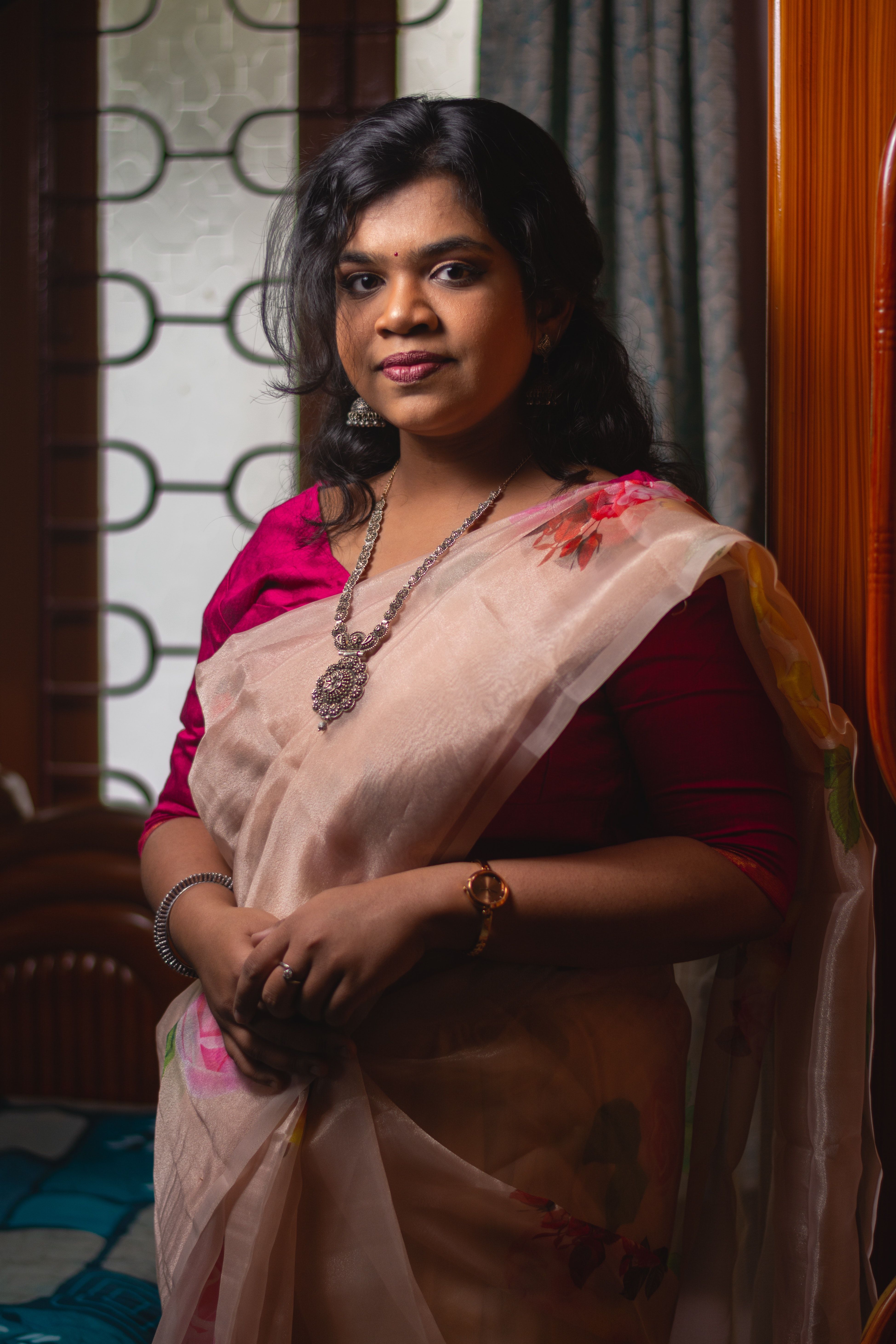 3897x5845 Indian Woman with Balloons on the City Street · Free