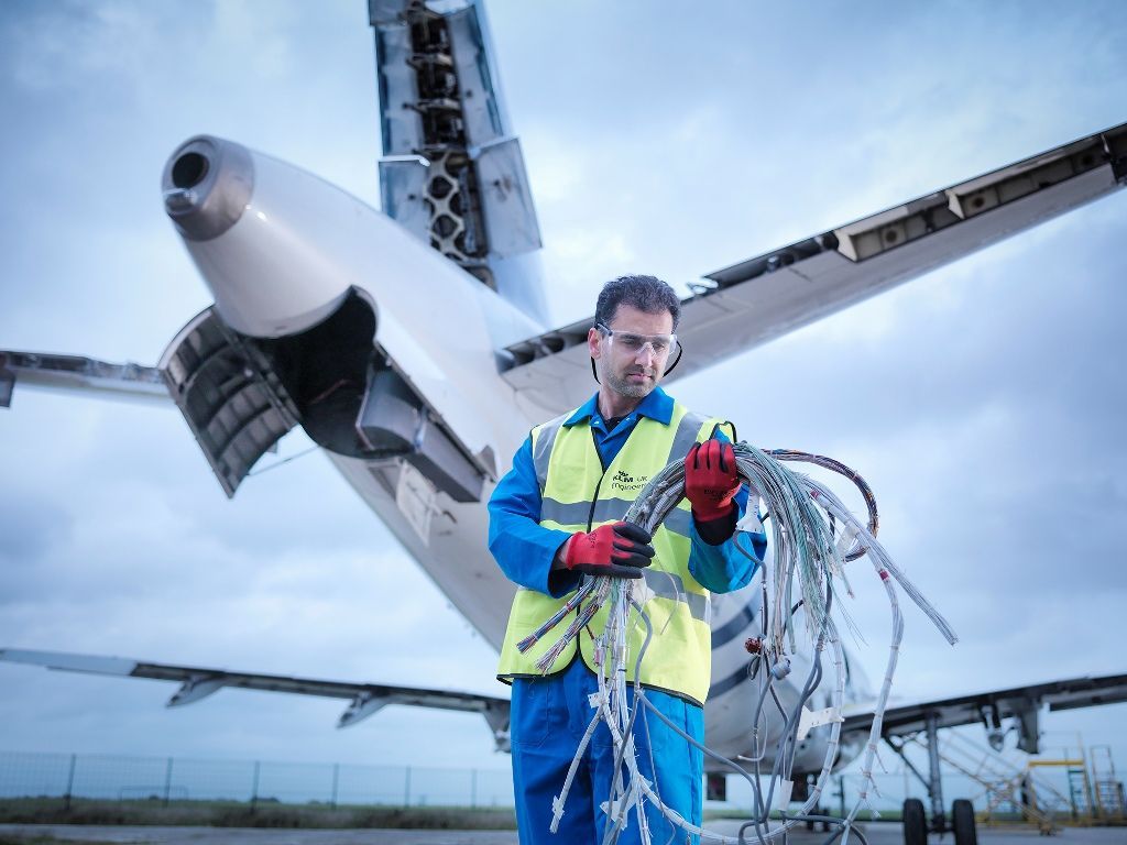 1024x768 Aircraft Technician Wallpaper