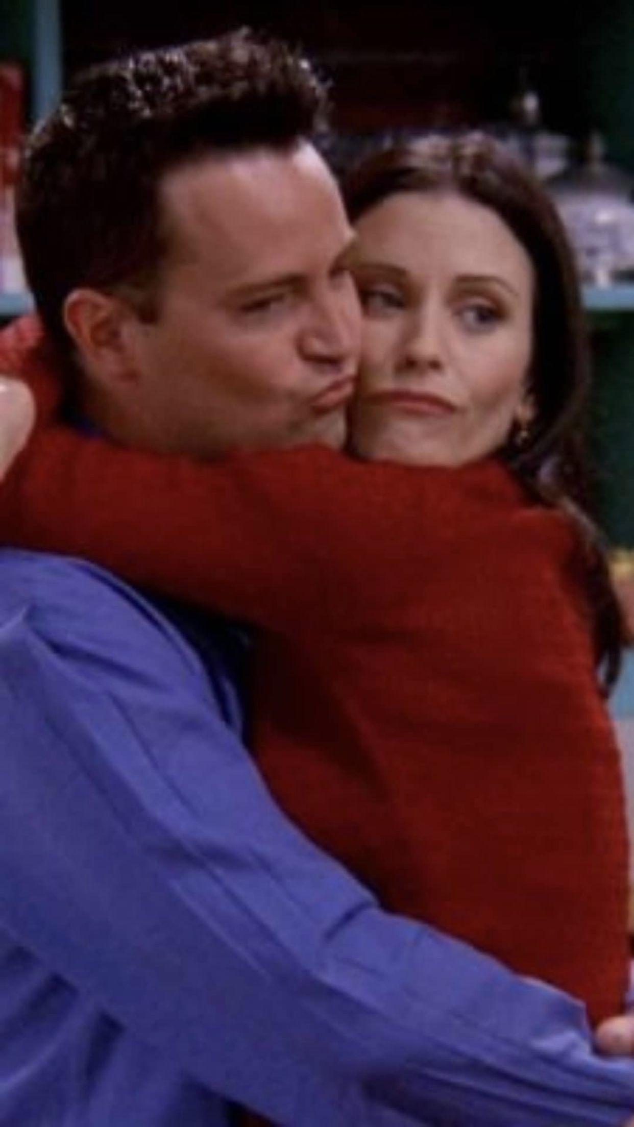 1242x2208 Monica And Chandler Mondler Wallpaper