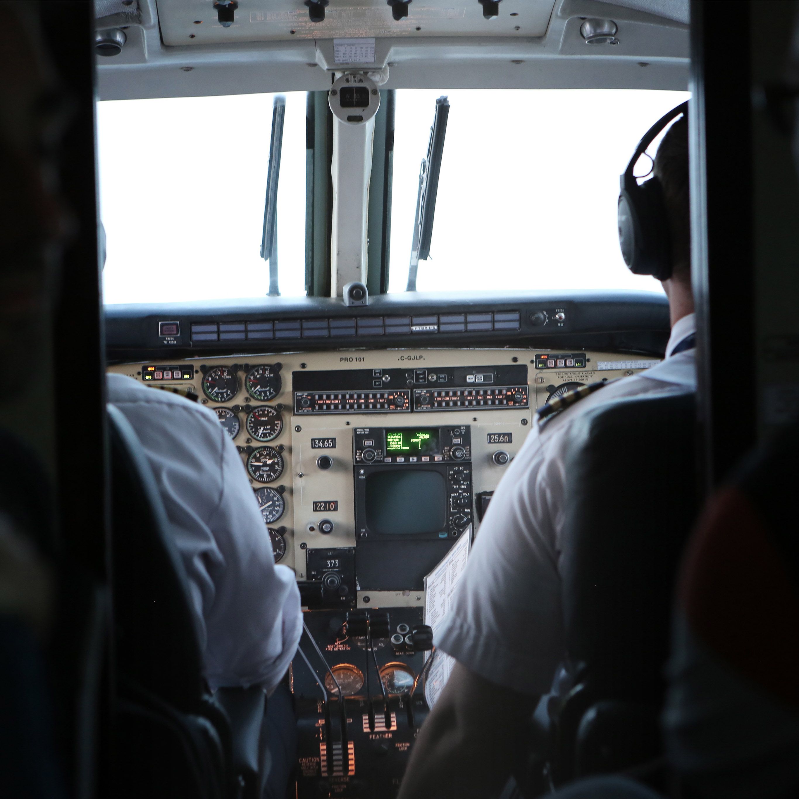 2732x2732 Flight Pilot City Plane Wallpaper