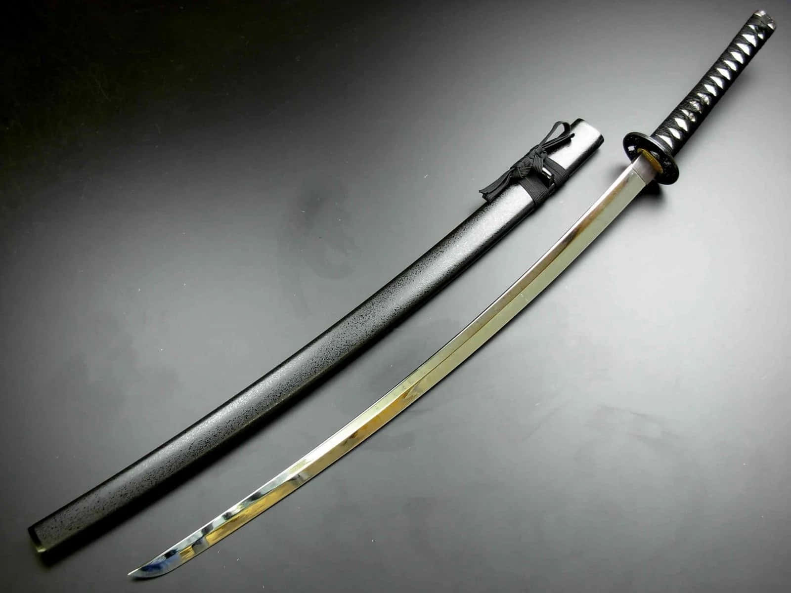 1600x1200 Download Powerful Samurai Sword in Focus Wallpaper
