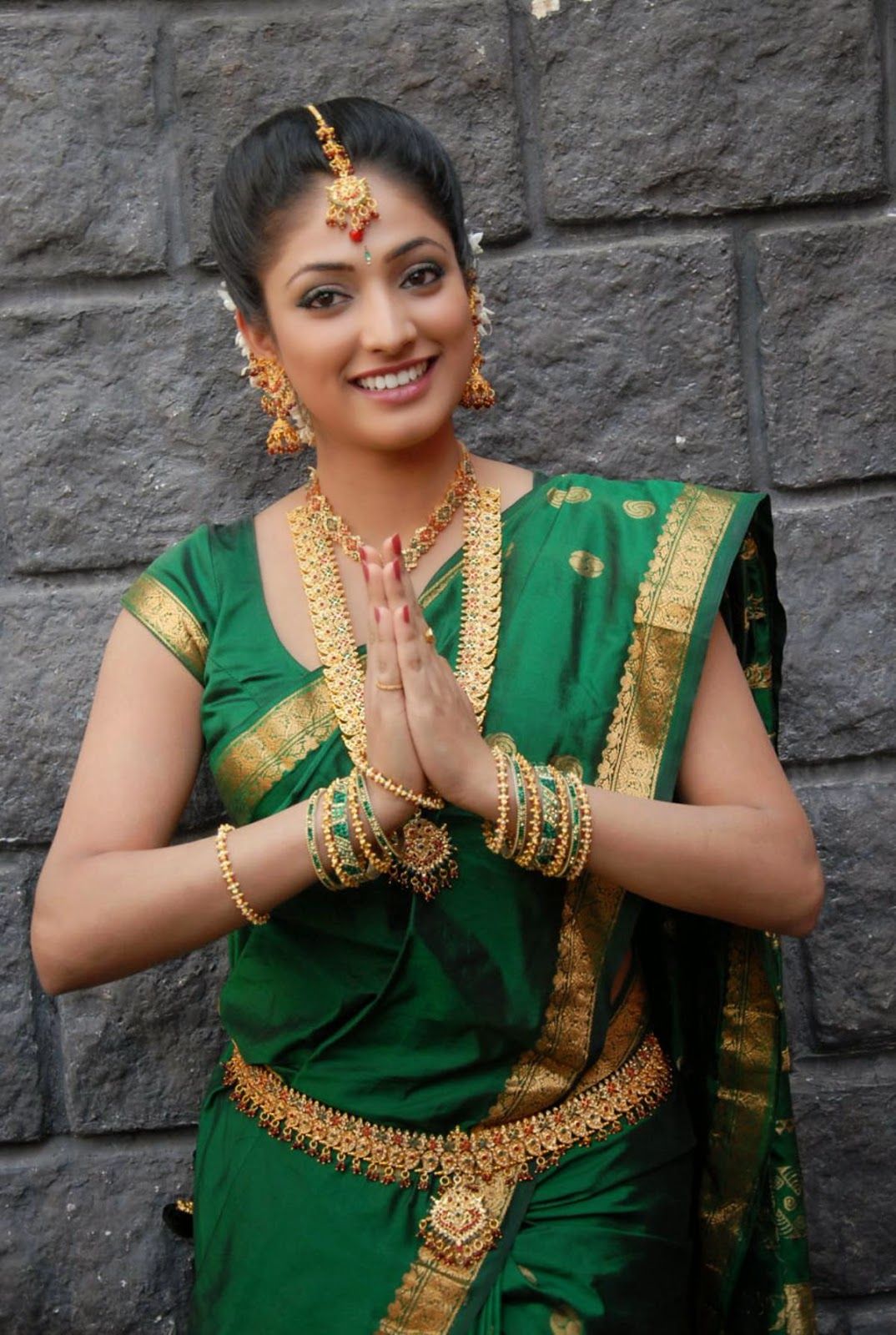1074x1600 Beautiful Photo of Actress Haripriya in Green Saree. Craziest Photo Collection