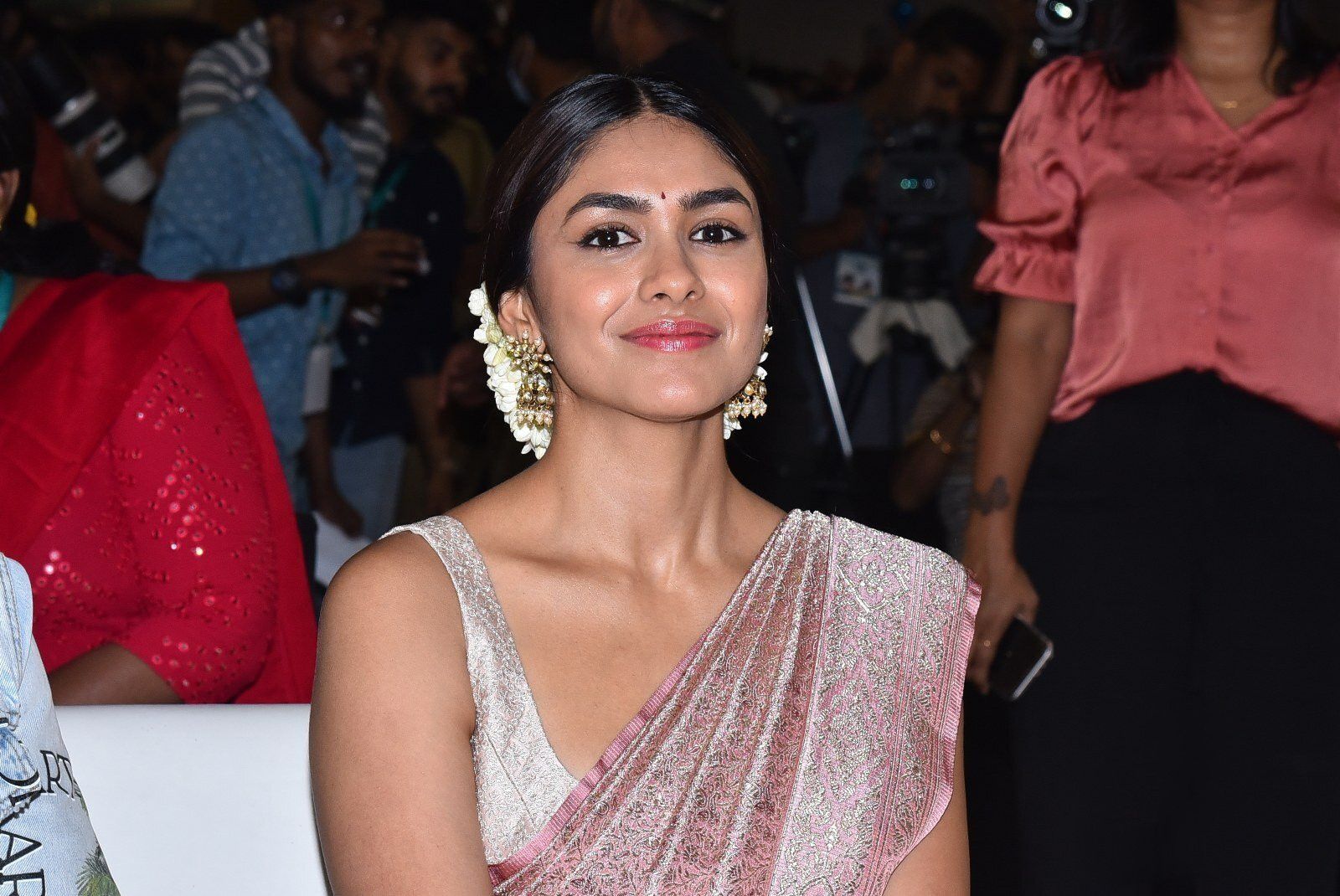 1600x1070 Actress Mrunal Thakur Saree Photo Sita Ramam Team Kochi