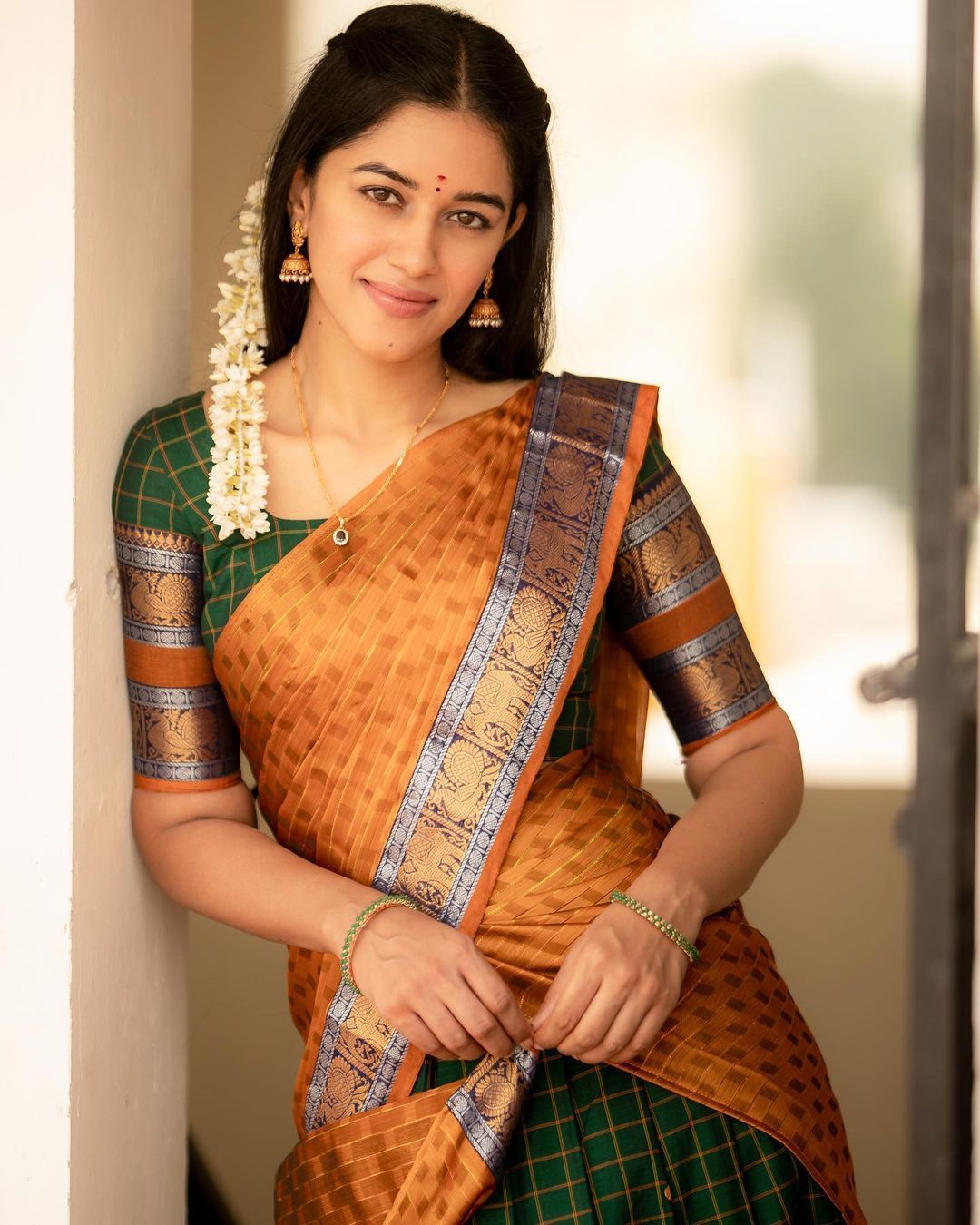 1080x1350 Ugadi 2023 Special Mirnalini Ravi Saree Photo