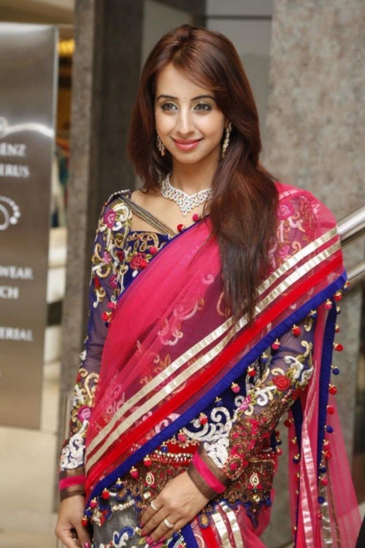 750x1127 Kannada Actress Saree, Download latest Celebrities Ultra HD Wallpaper, 4k wallpaper for mobile and desktop
