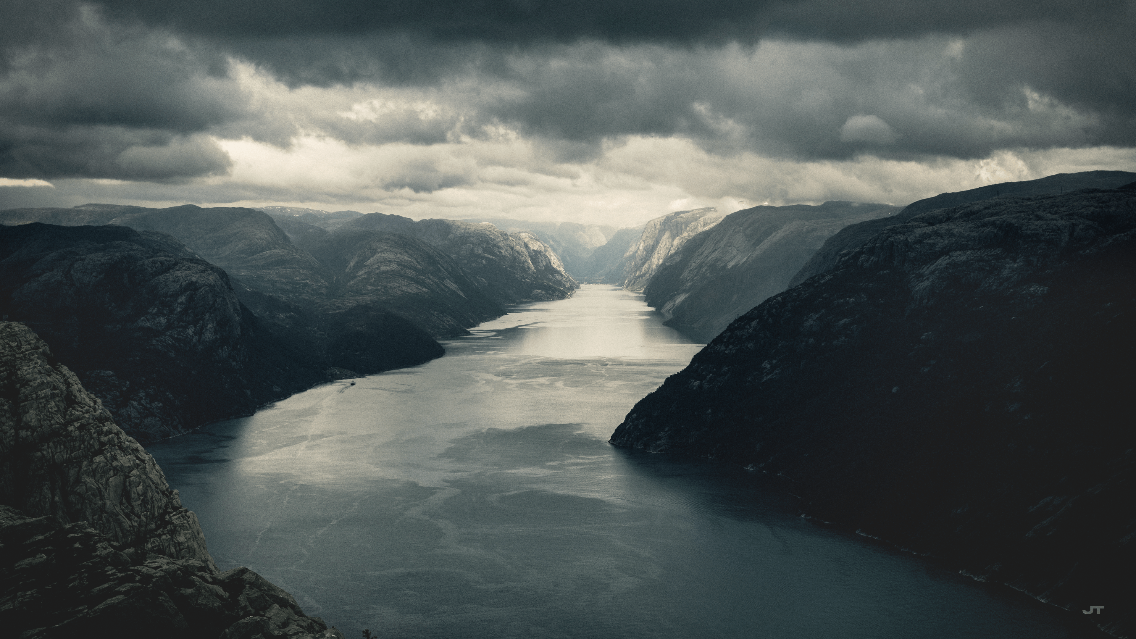 3840x2160 Preikestolen (Hyvlatonnå) 4k. [3840x2160]