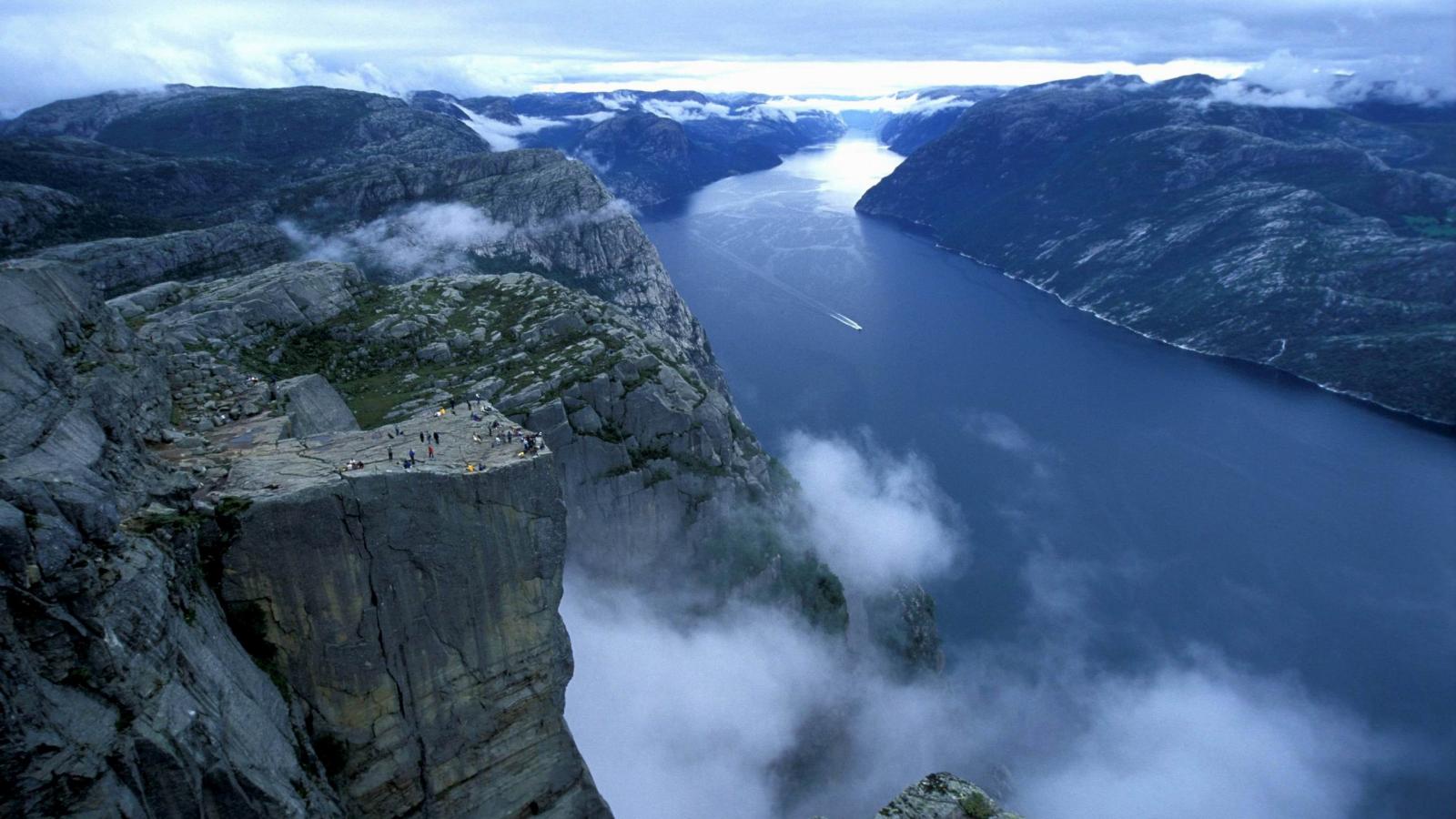 1600x900 Preikestolen. Share your travel experience