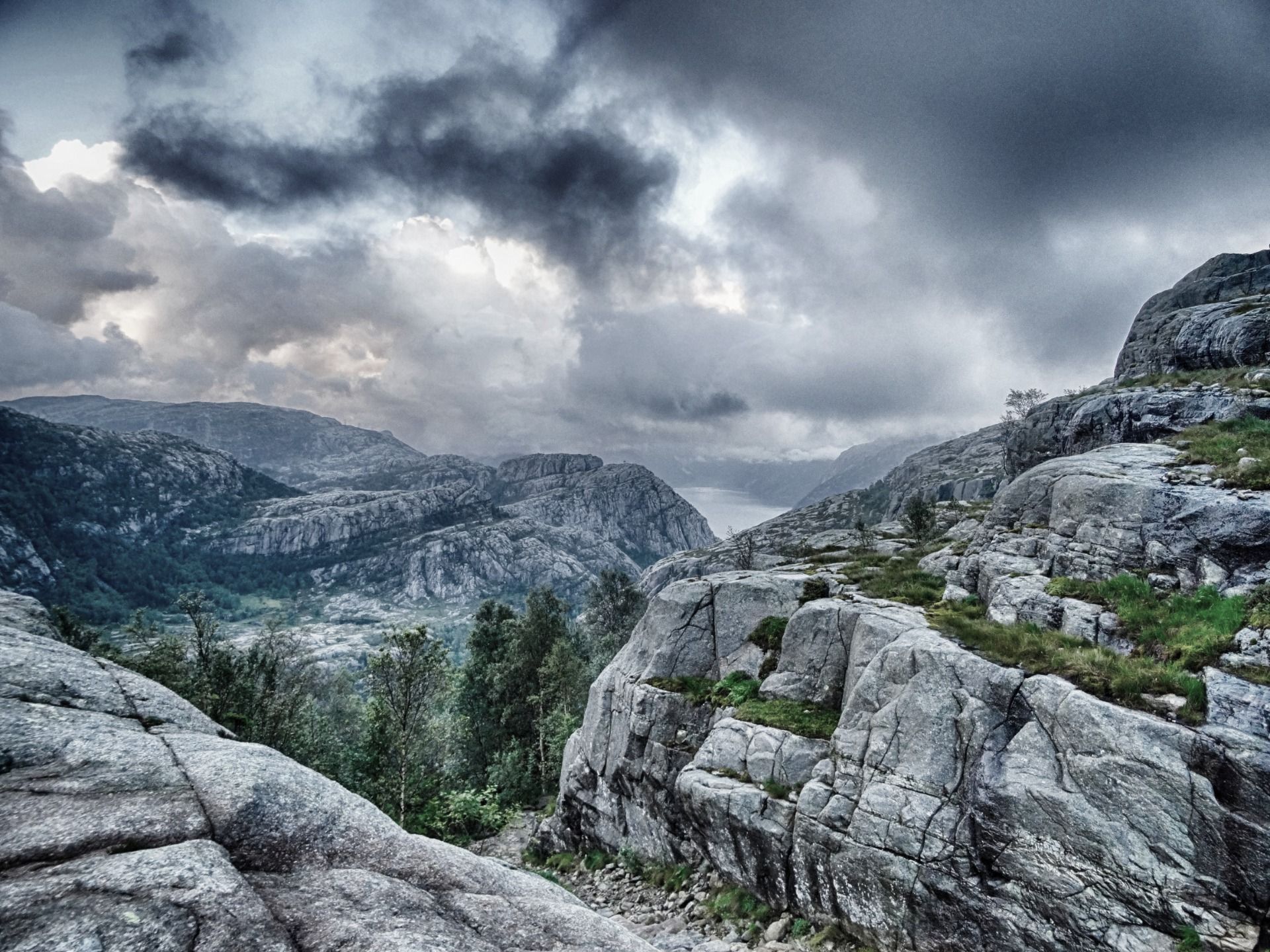 1920x1440 Preikestolen: Tree steps to heaven