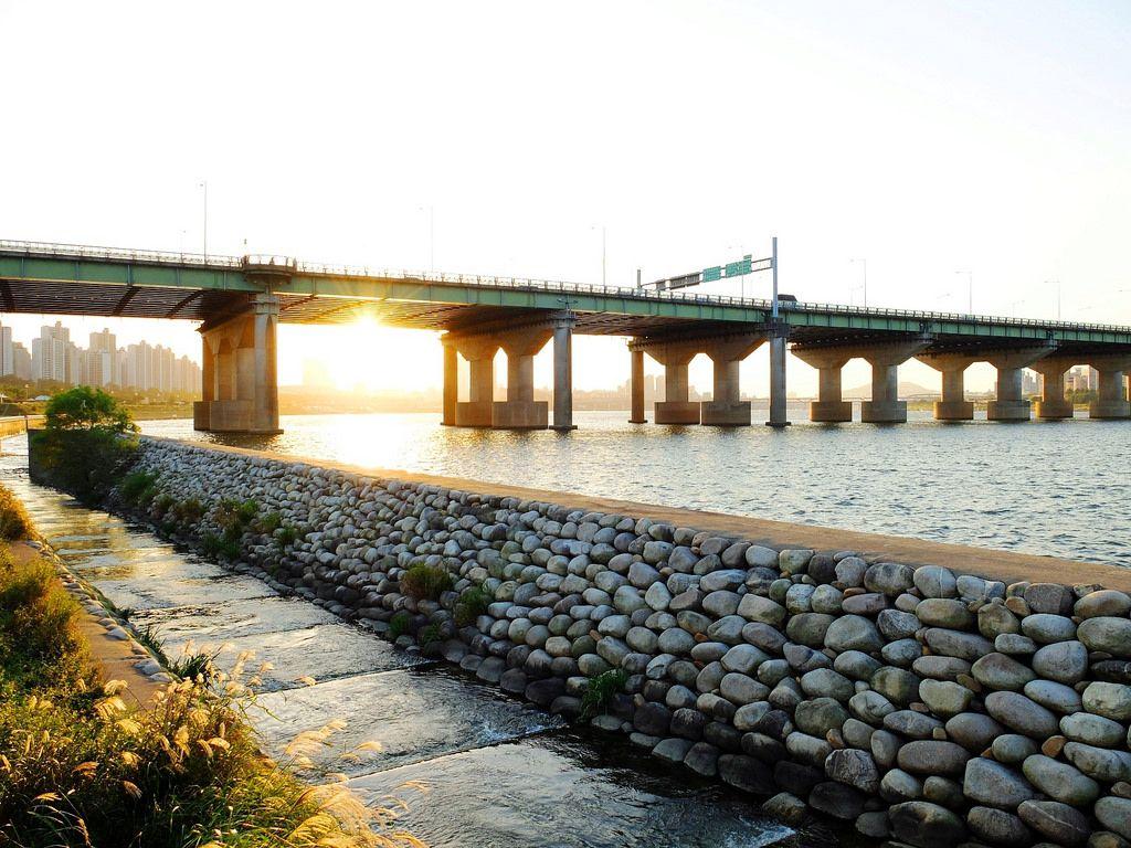 1024x768 Under the Bridge at Han River, Seoul, South Korea. life to reset