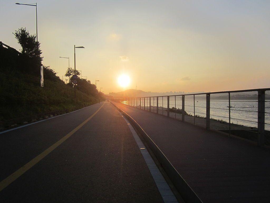 1024x768 Bicycle path of Han River
