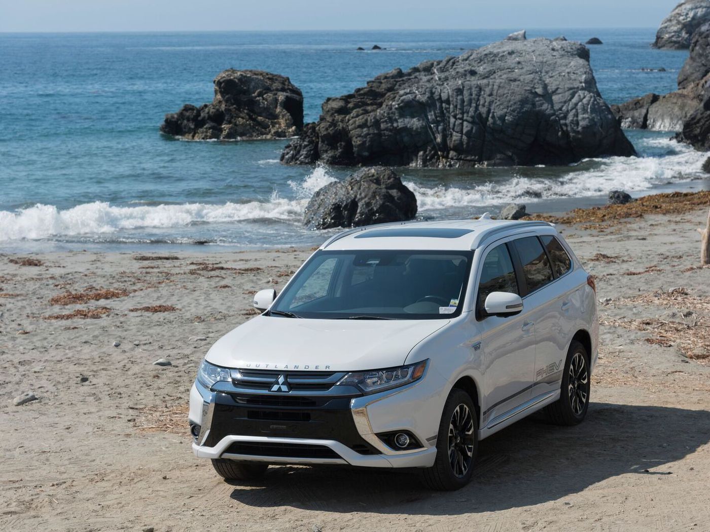 1400x1050 Mitsubishi Outlander PHEV first drive: winner