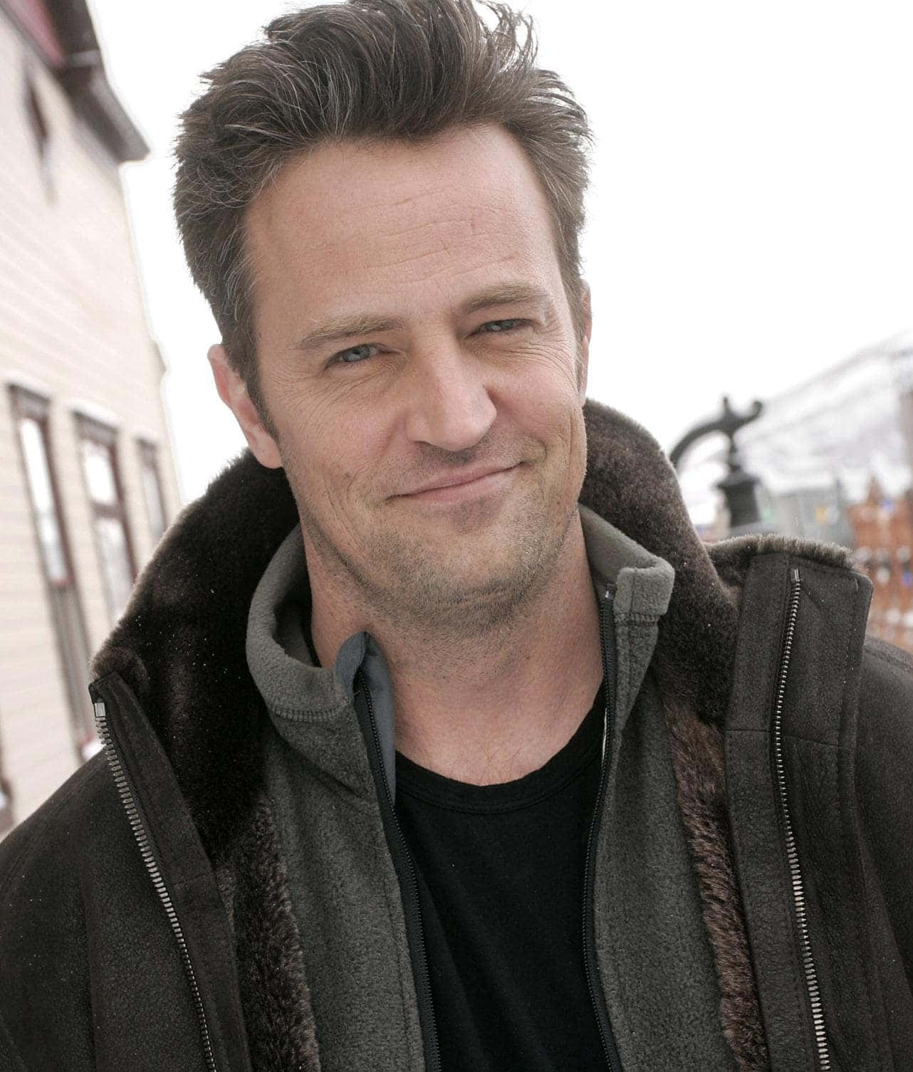 1282x1506 Download Enjoying A Laid Back Life; Actor Matthew Perry Wallpaper