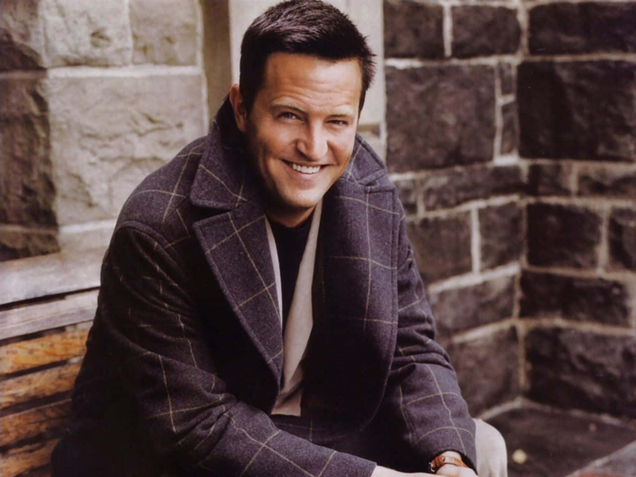 1280x960 Download Actor Matthew Perry Looking Dapper In A Double Breasted Navy Suit Wallpaper