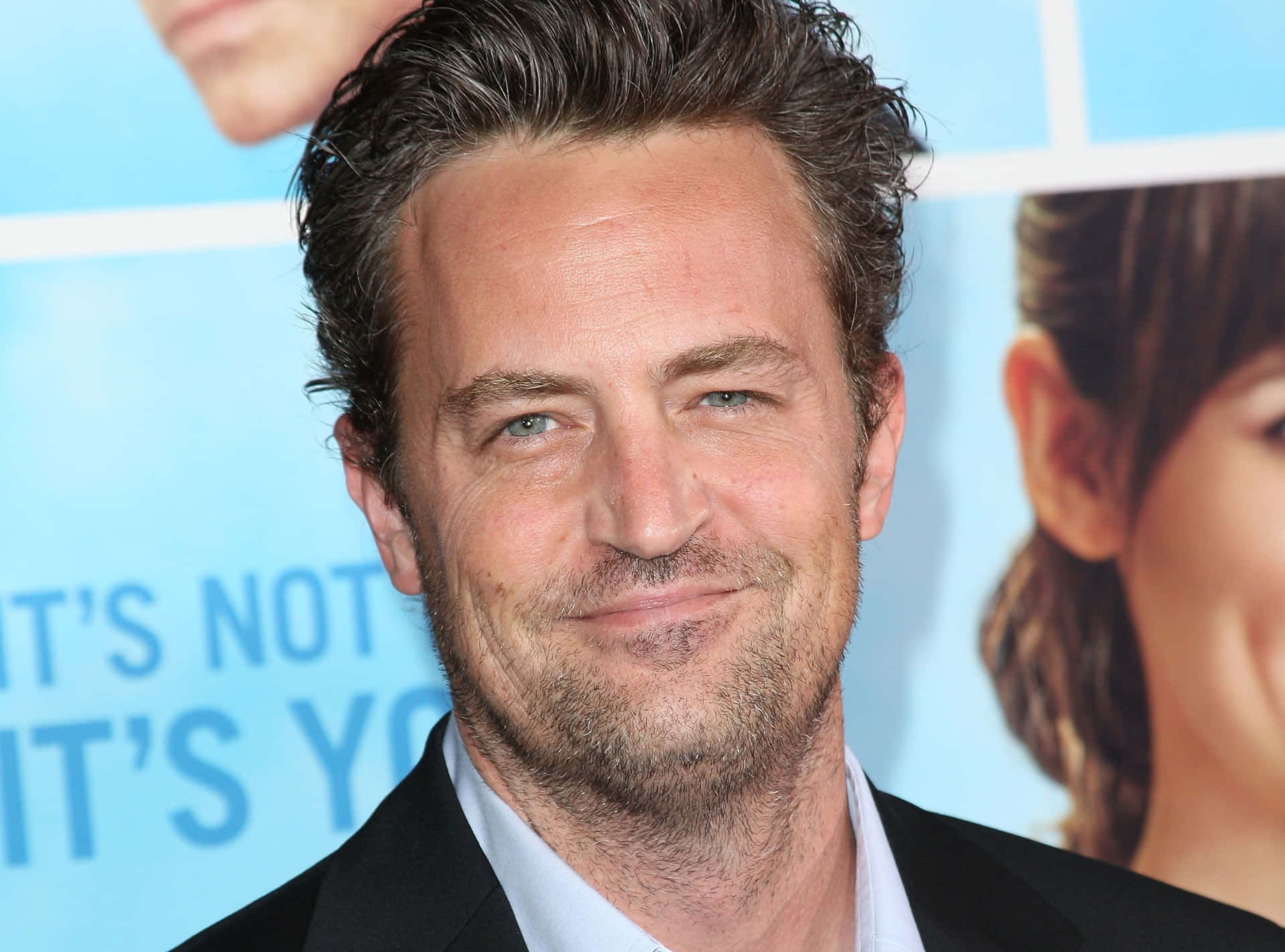 1920x1423 Download Actor Matthew Perry looking towards the camera Wallpaper