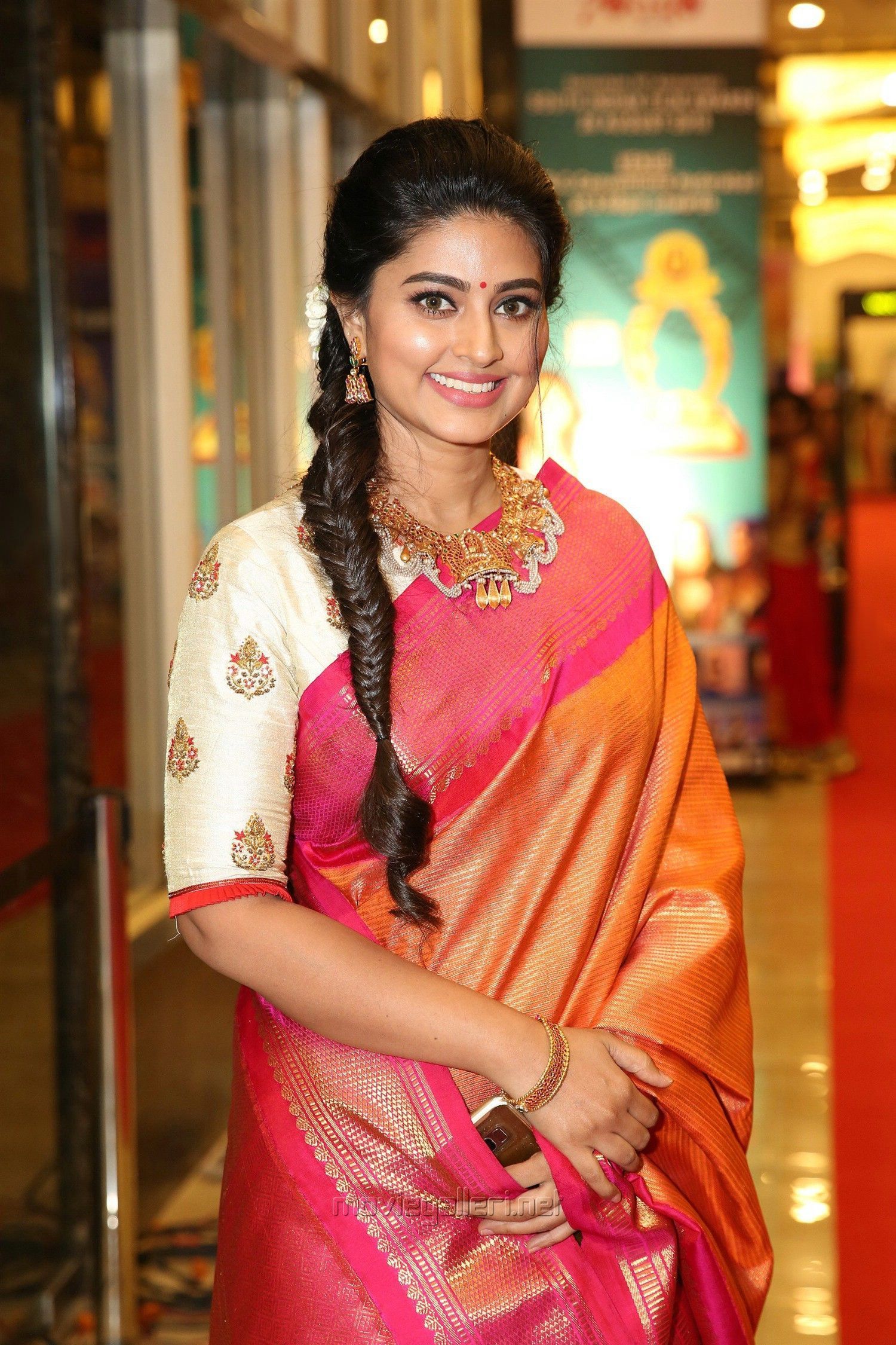 1500x2250 Actress Sneha Silk Saree Latest Photo HD