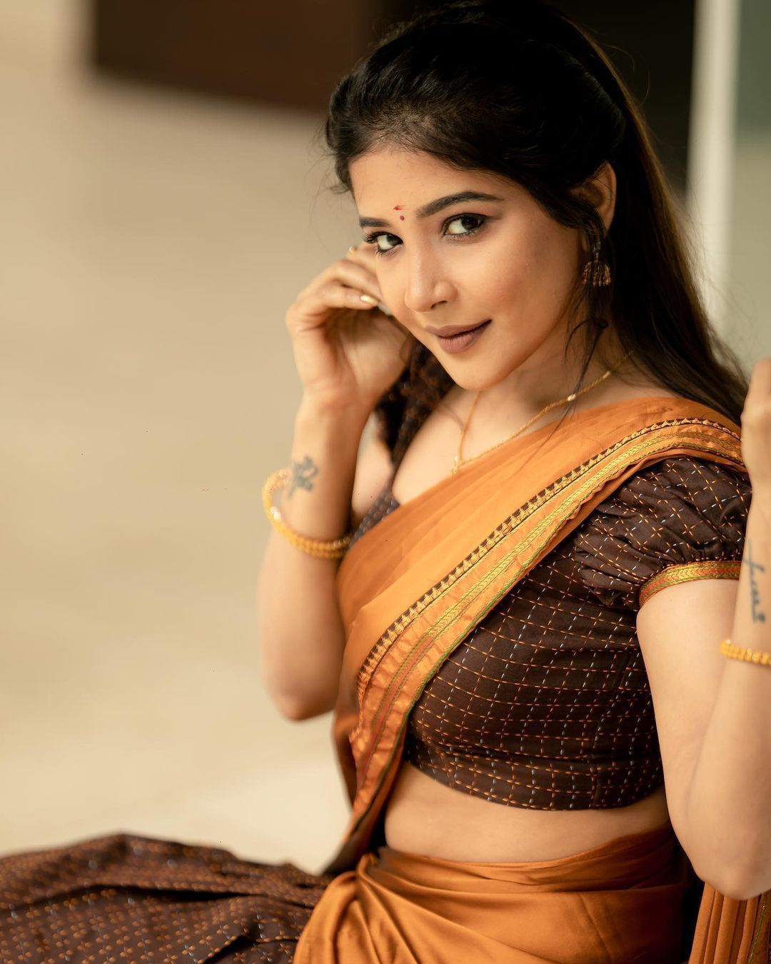 1080x1350 Sakshi Agarwal saree photo